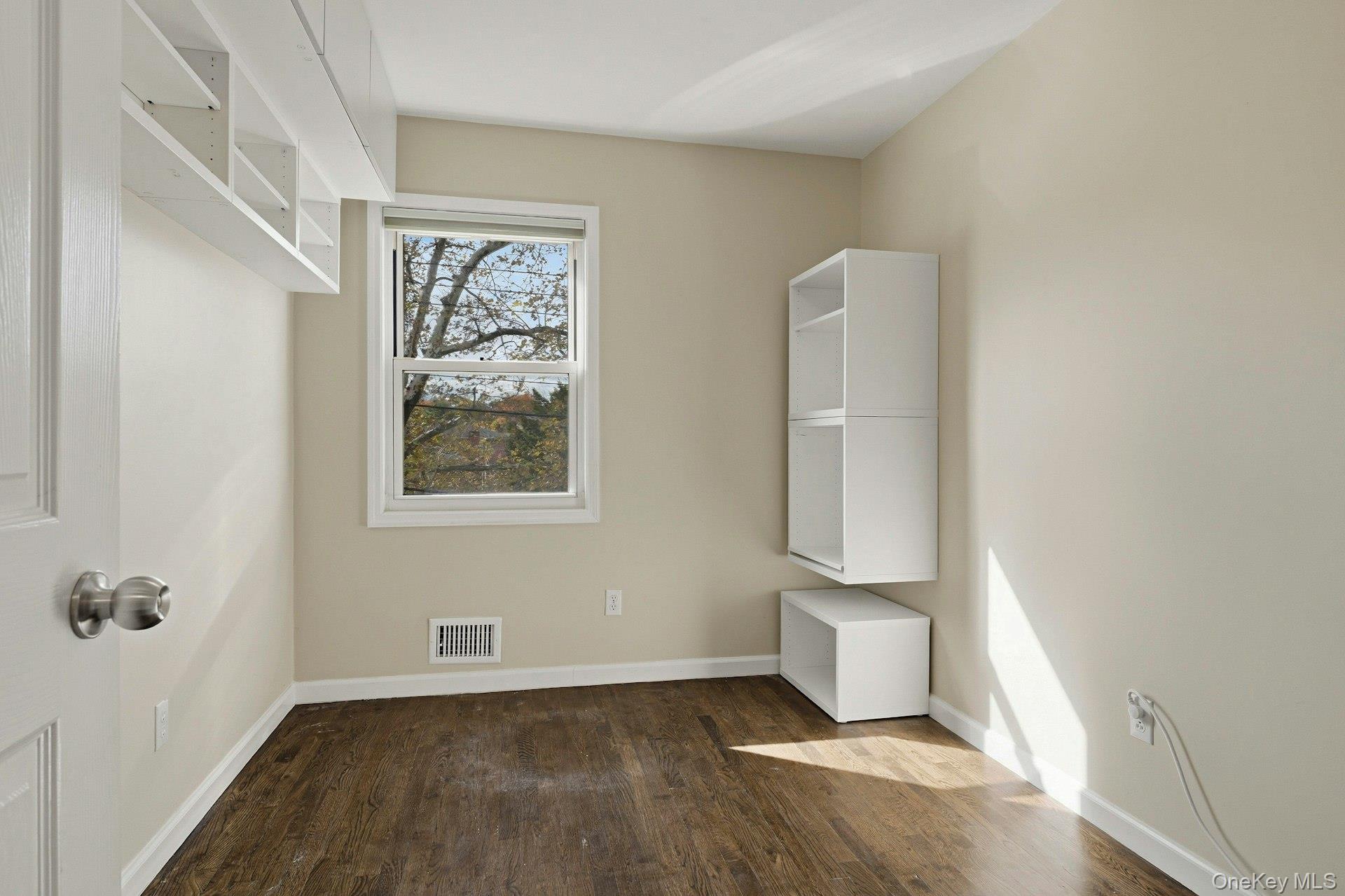 #20 photo, 250-04 39th Road, Little Neck , NY 11363