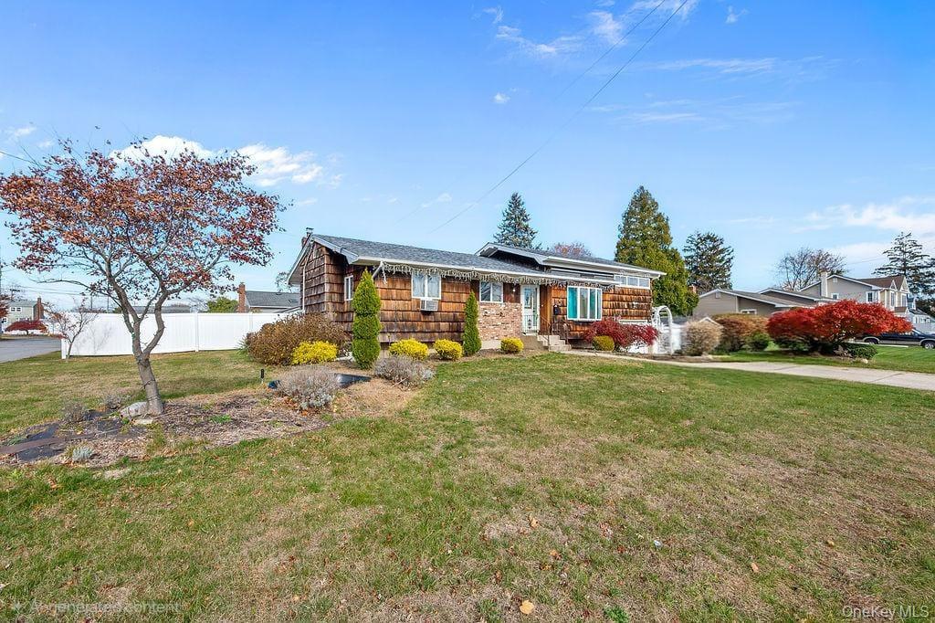 #5 photo, 185 Throop Street, West Babylon , NY 11704