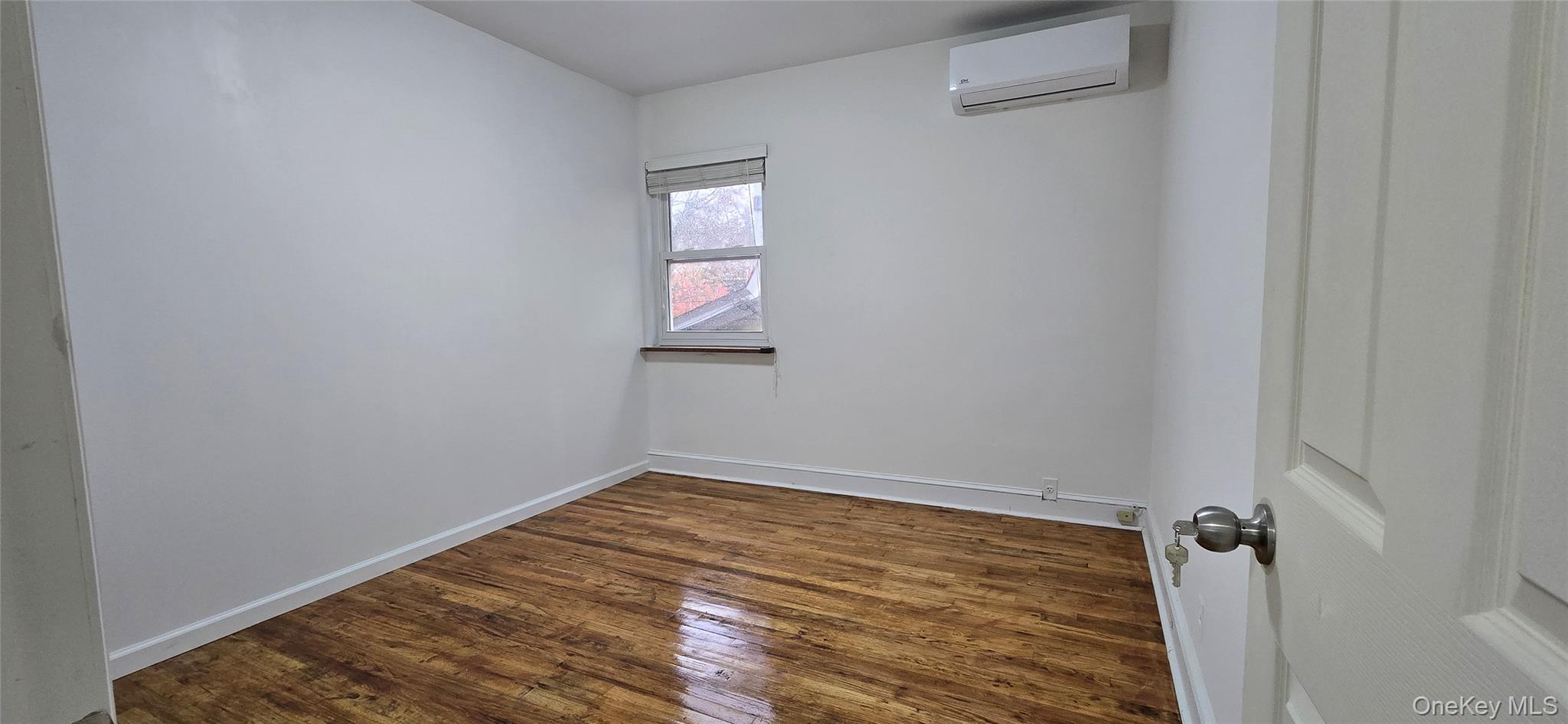 #5 photo, 4019 196 th Street, Flushing , NY 11358