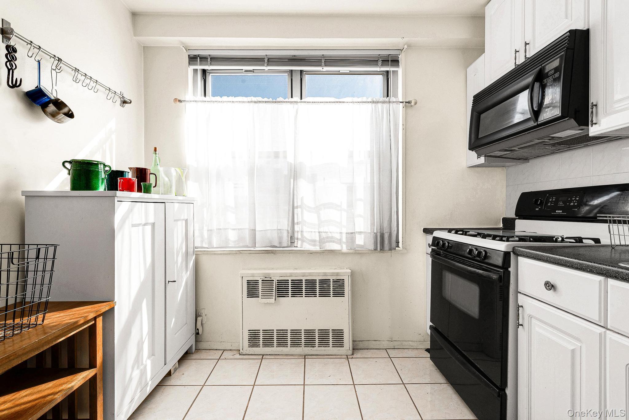 #18 photo, 70-25 Yellowstone Boulevard, Forest Hills , NY 11375