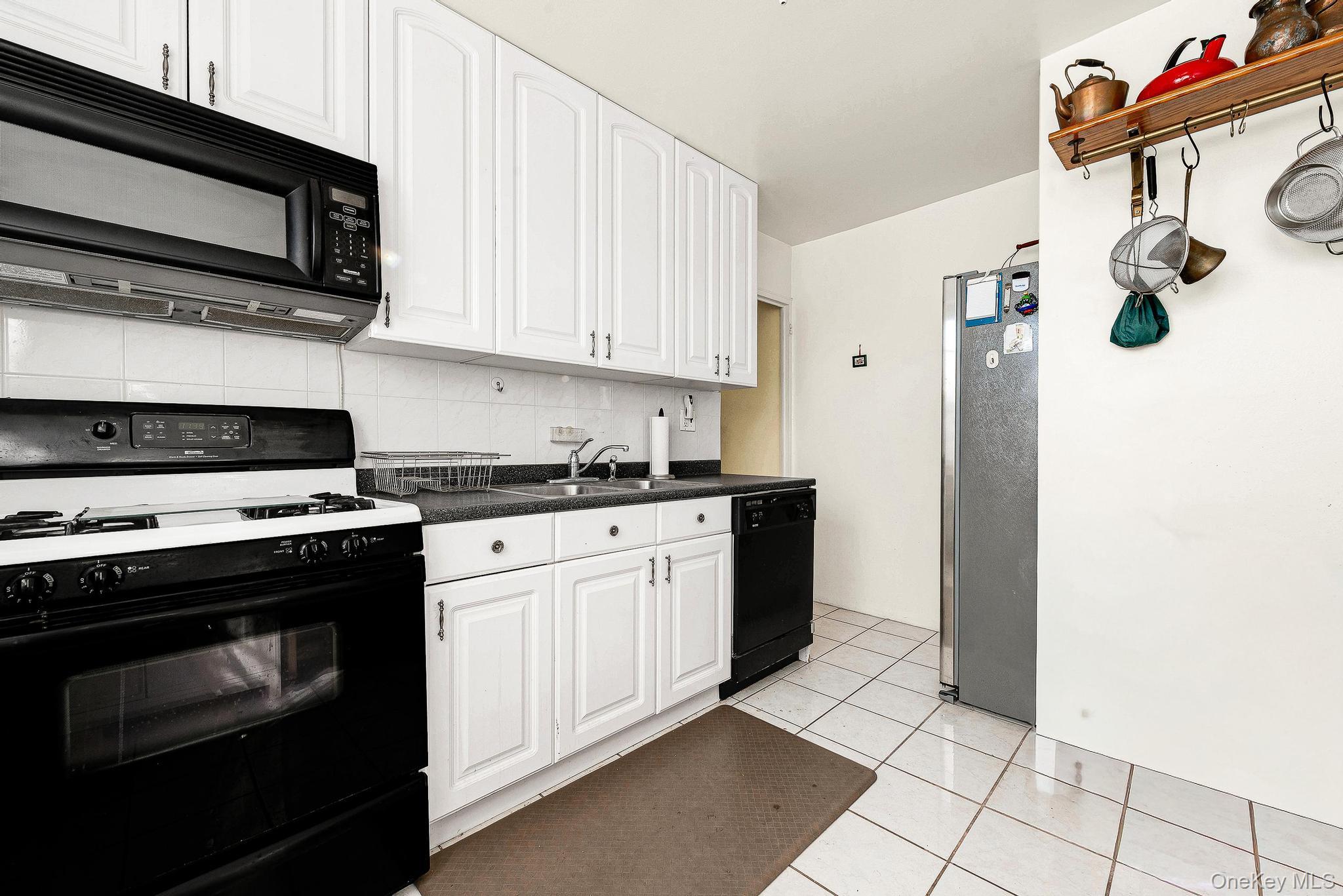 #19 photo, 70-25 Yellowstone Boulevard, Forest Hills , NY 11375