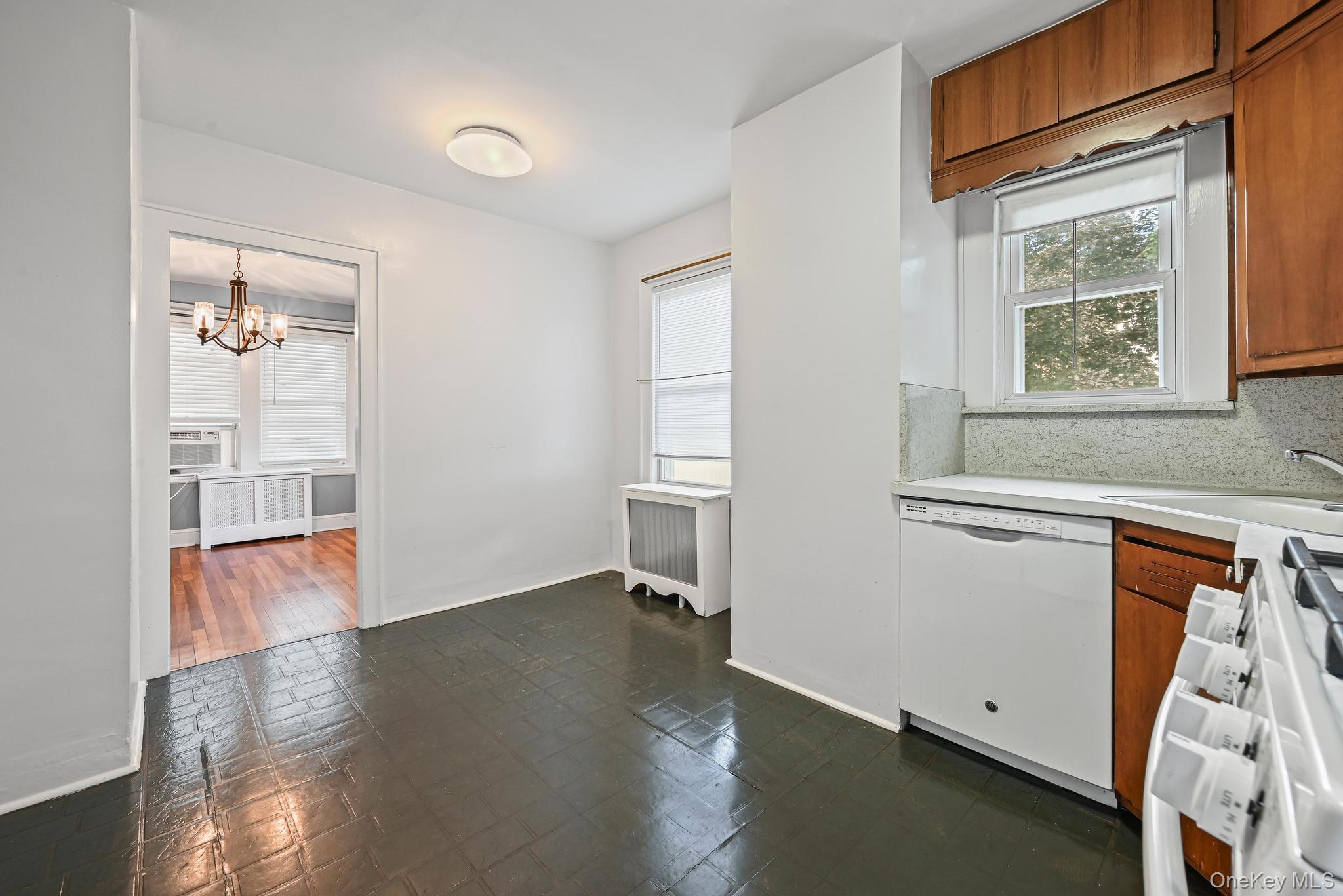 #12 photo, 30 Temple Street, Williston Park , NY 11596