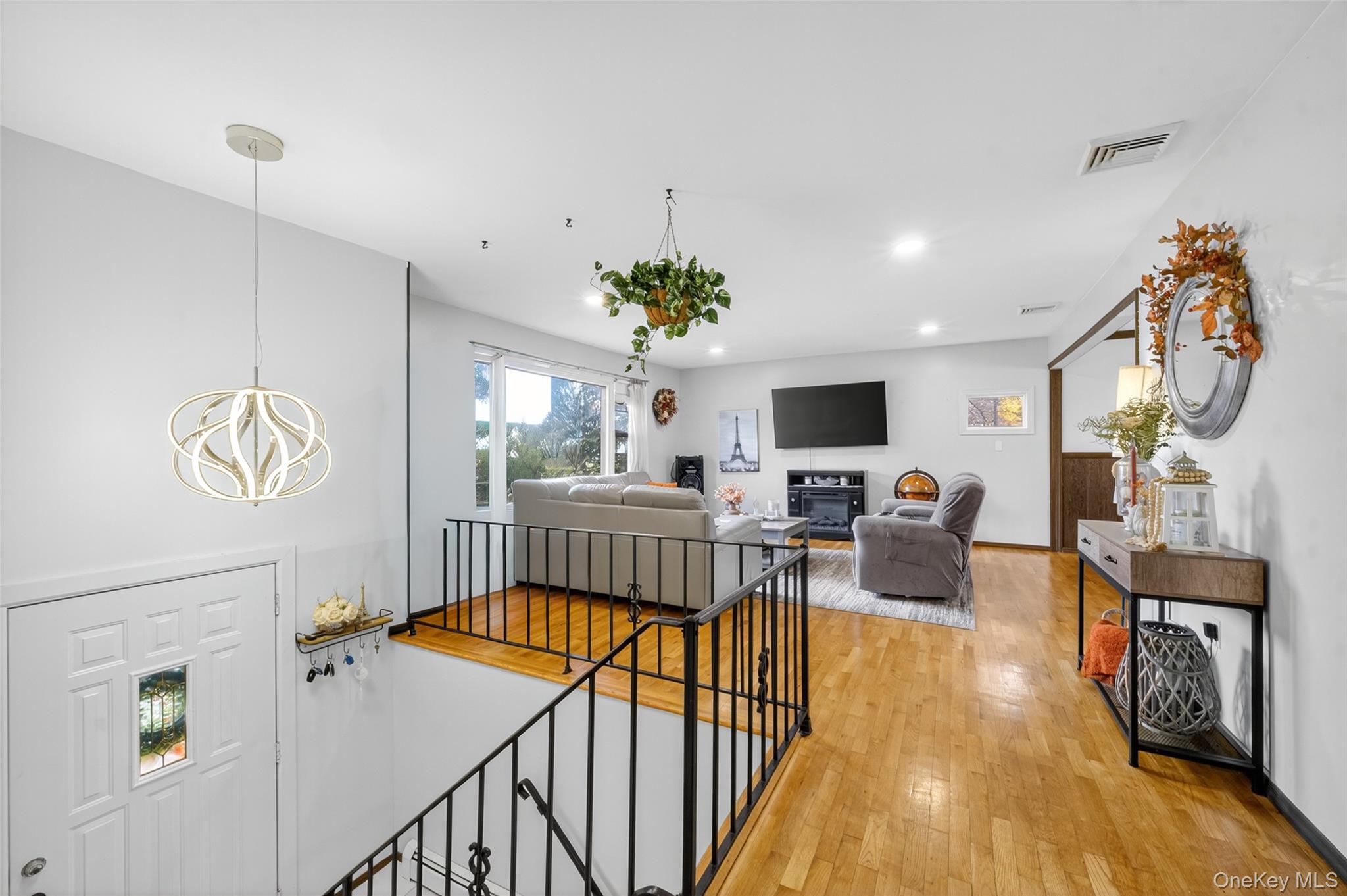 #6 photo, 404 Carlton Circle, New Windsor , NY 12553