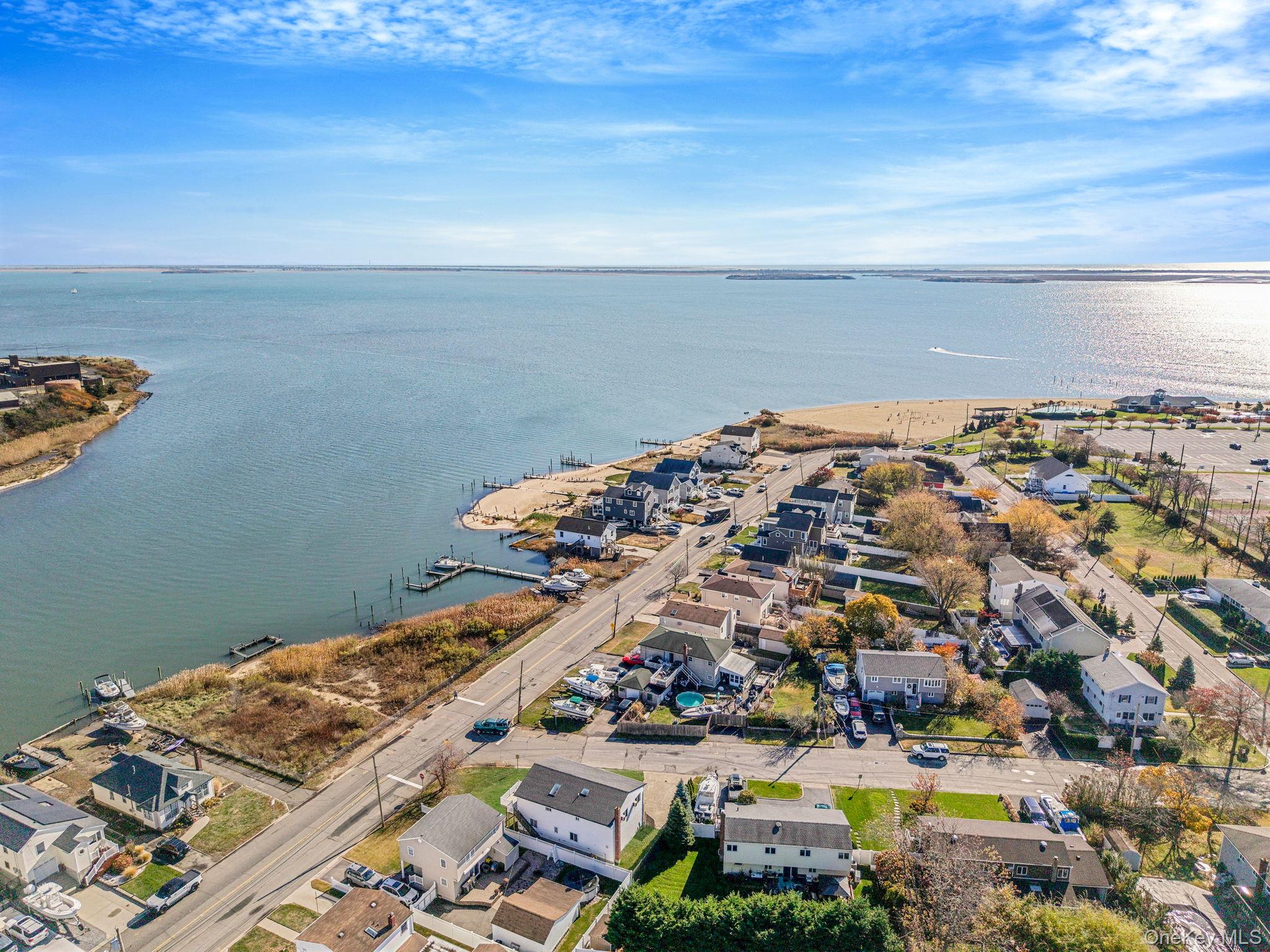 #10 photo, 4 Bay Place, Lindenhurst , NY 11757