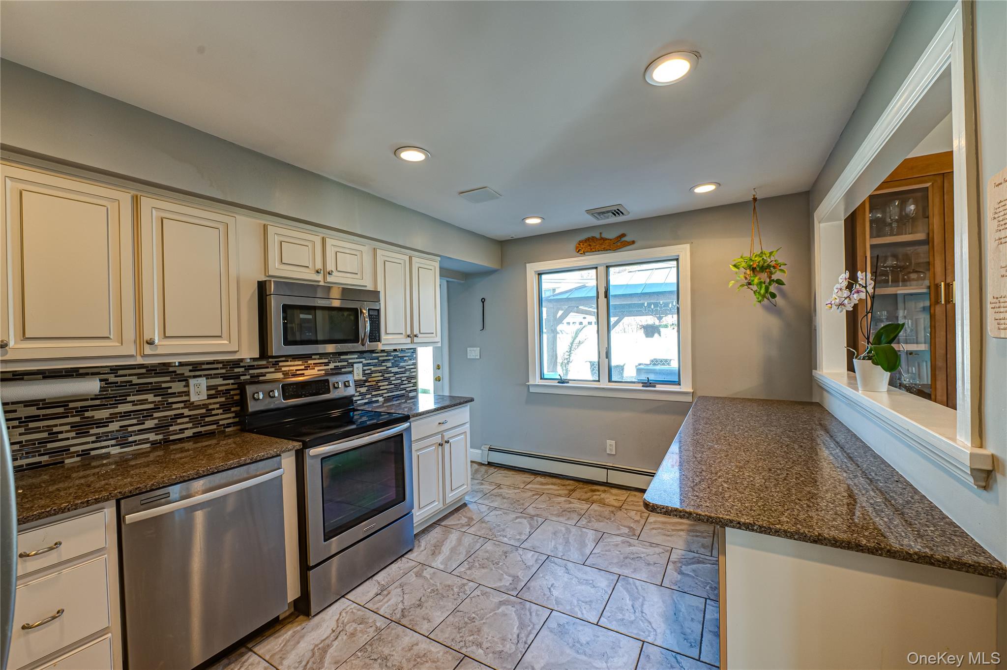 #8 photo, 1 Freedom Court, Babylon , NY 11702