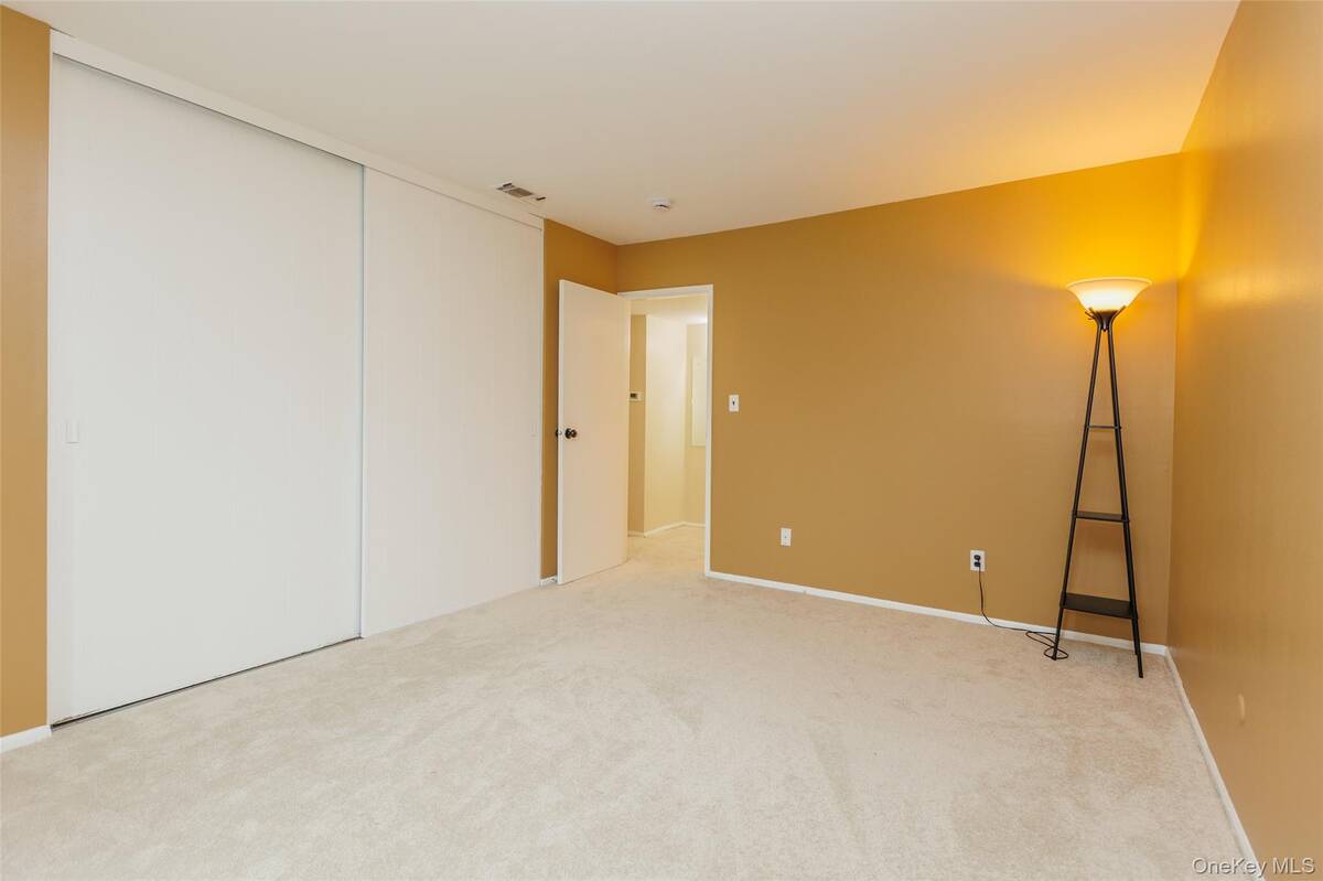 #13 photo, 655 Middle Country Road, #5C2, サフォーク郡 Coram , NY 11727