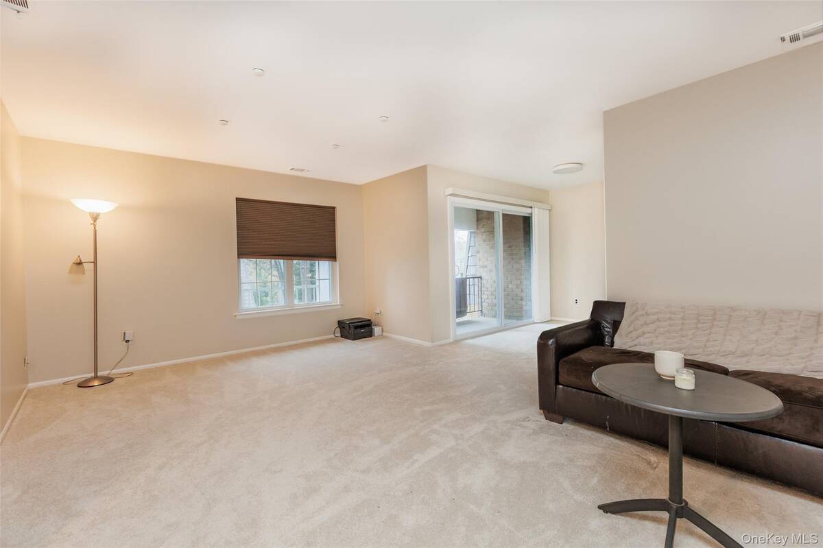 #3 photo, 655 Middle Country Road, #5C2, サフォーク郡 Coram , NY 11727