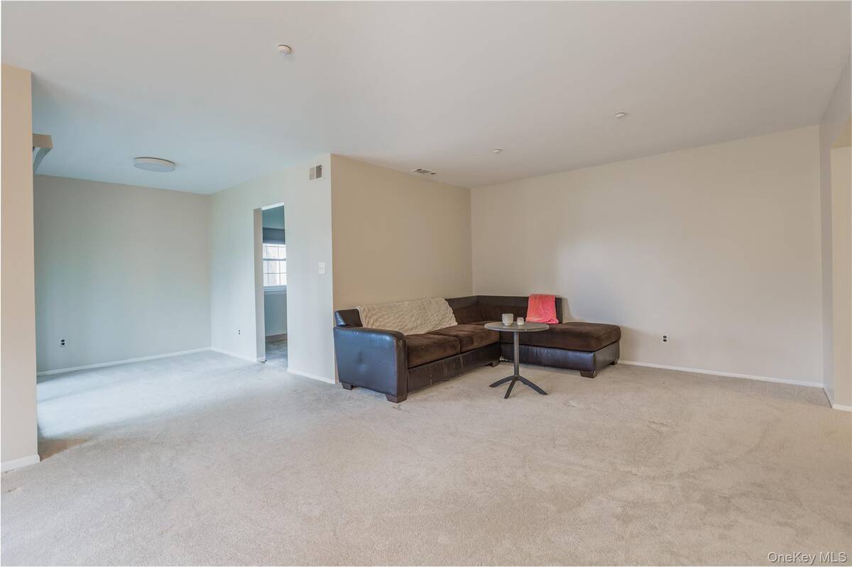 #5 photo, 655 Middle Country Road, #5C2, サフォーク郡 Coram , NY 11727