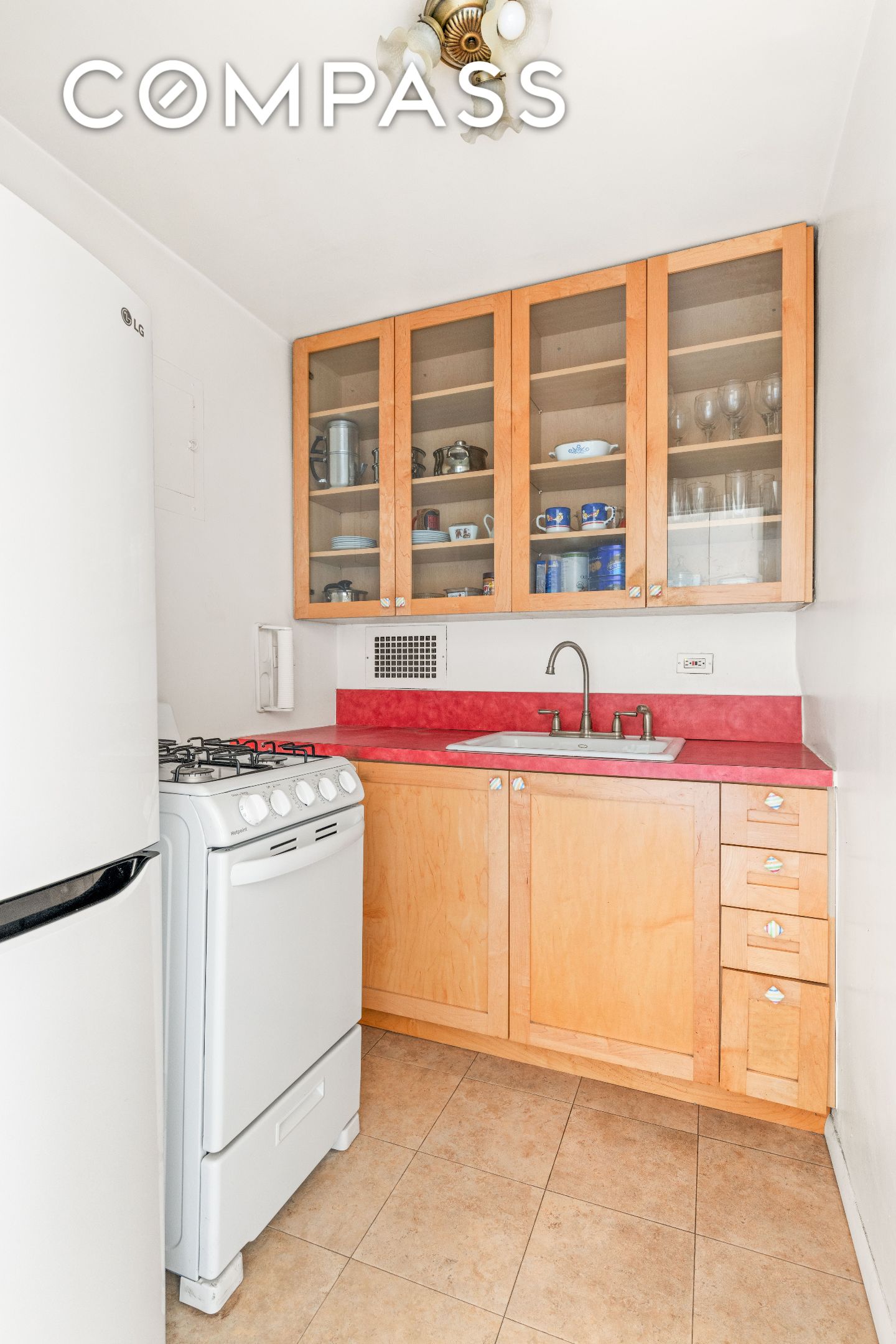 #3 photo, 301 E 75th Street, Lenox Hill , NY 10021