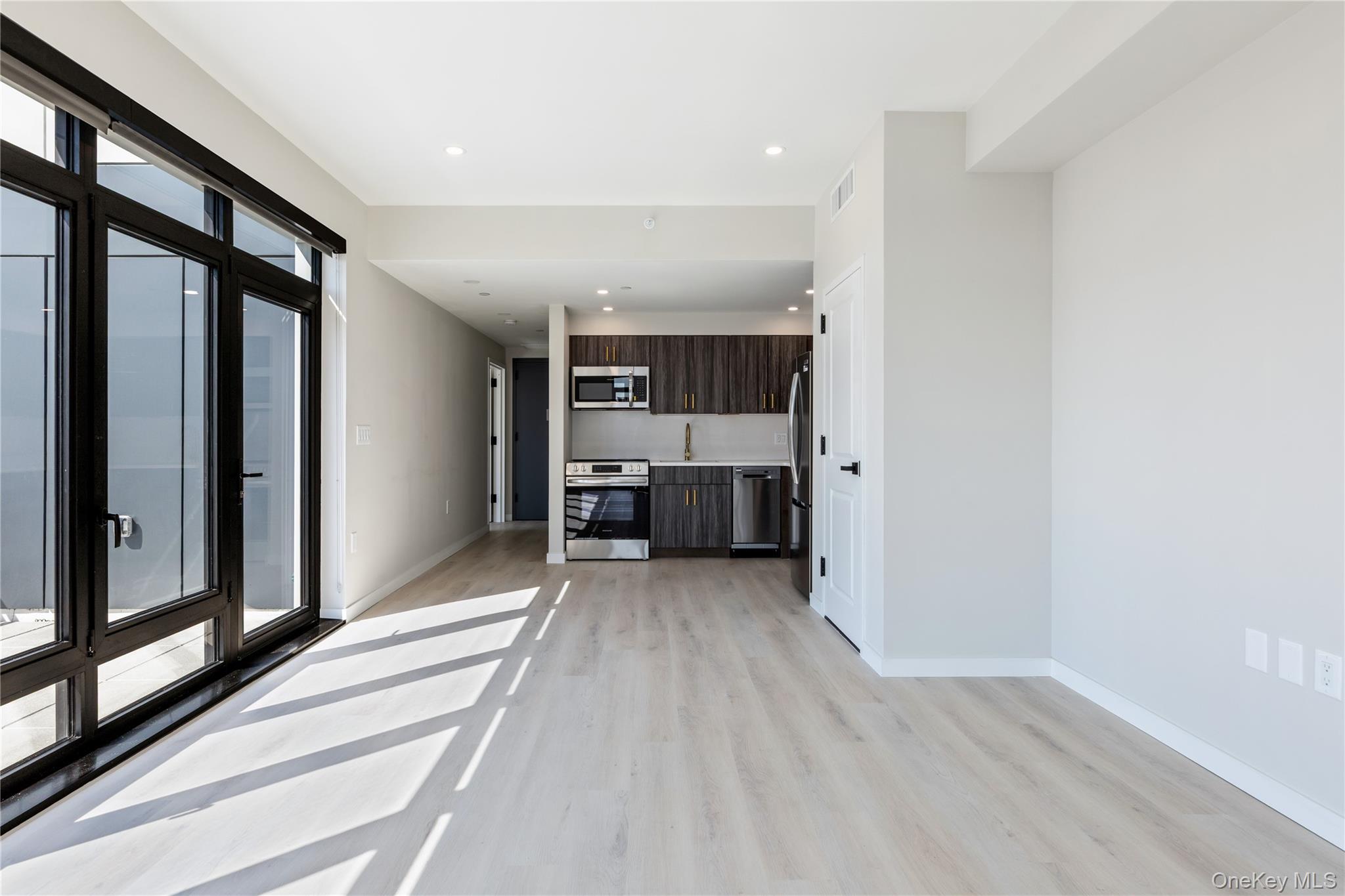 #5 photo, 37-18 Broadway, Astoria , NY 11103