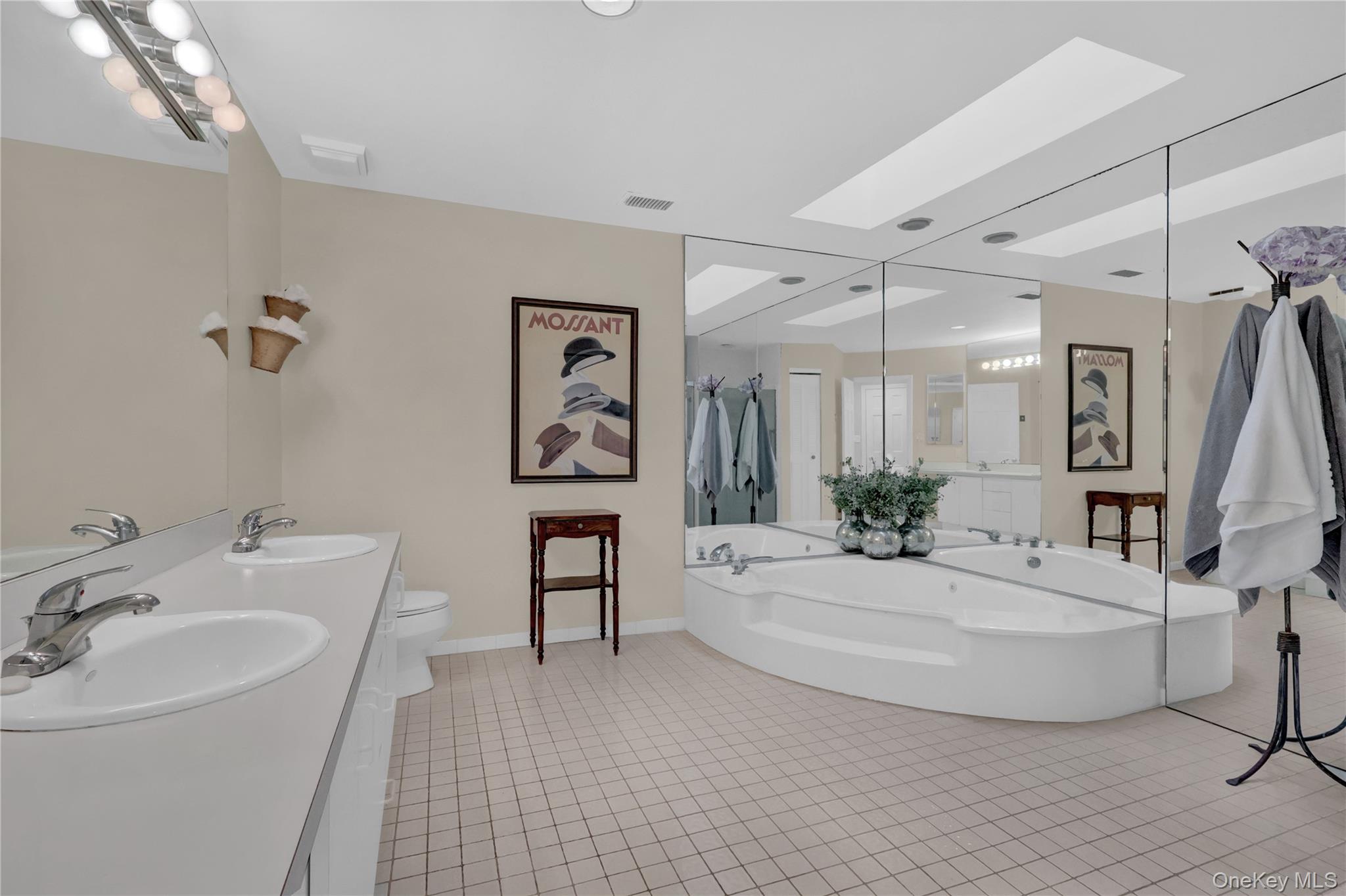 #18 photo, 4 Club Drive, Jericho , NY 11753