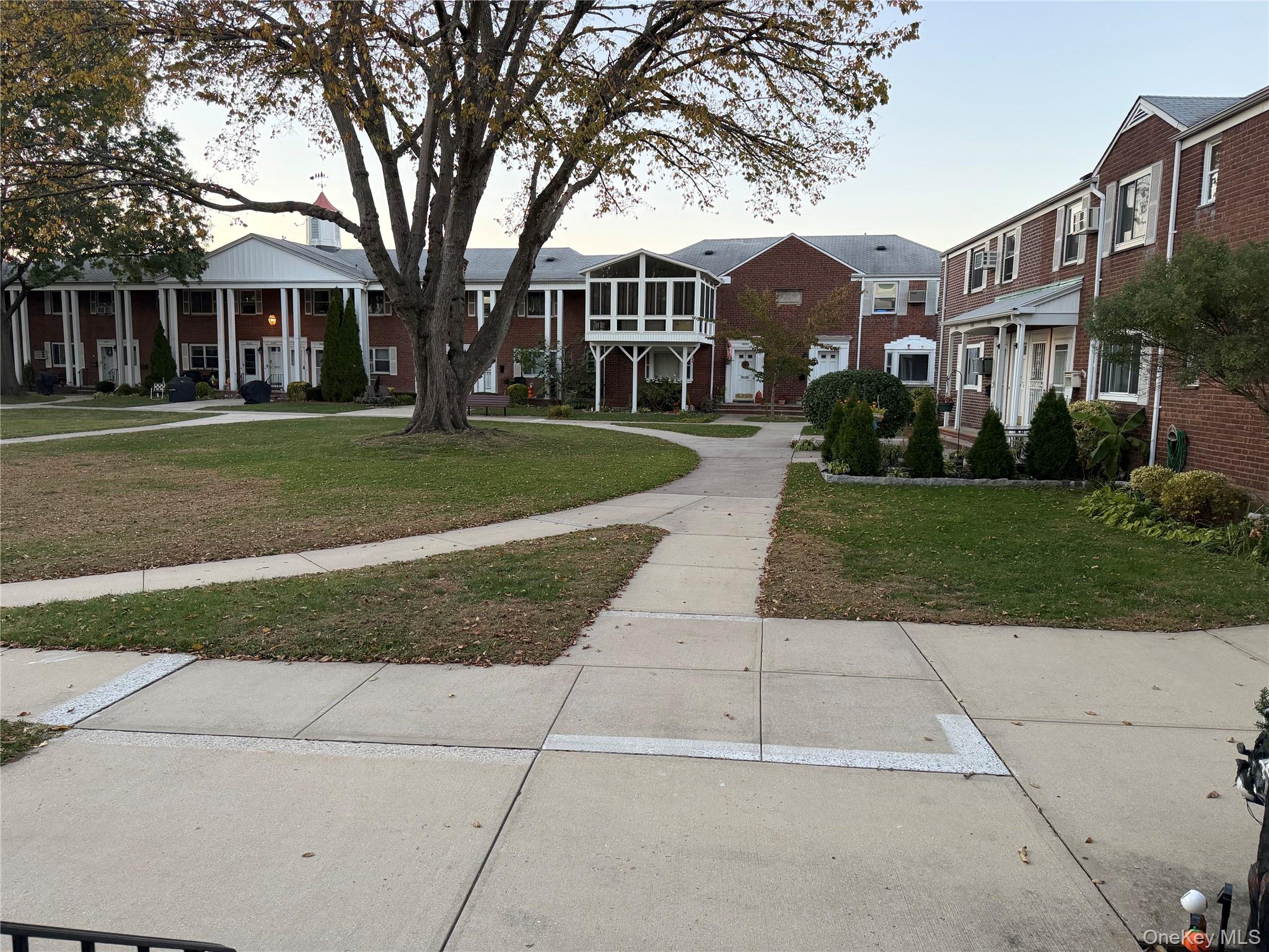 #1 photo, 247-41 77th Crescent, クイーンズ区 Bellerose , NY 11426