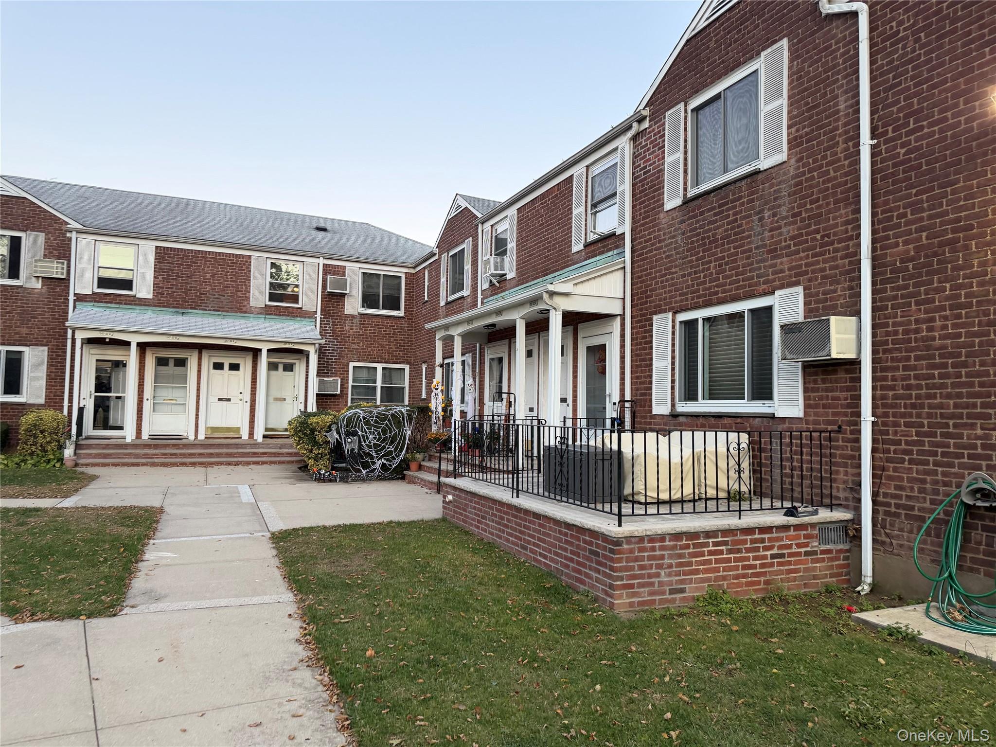 #2 photo, 247-41 77th Crescent, クイーンズ区 Bellerose , NY 11426