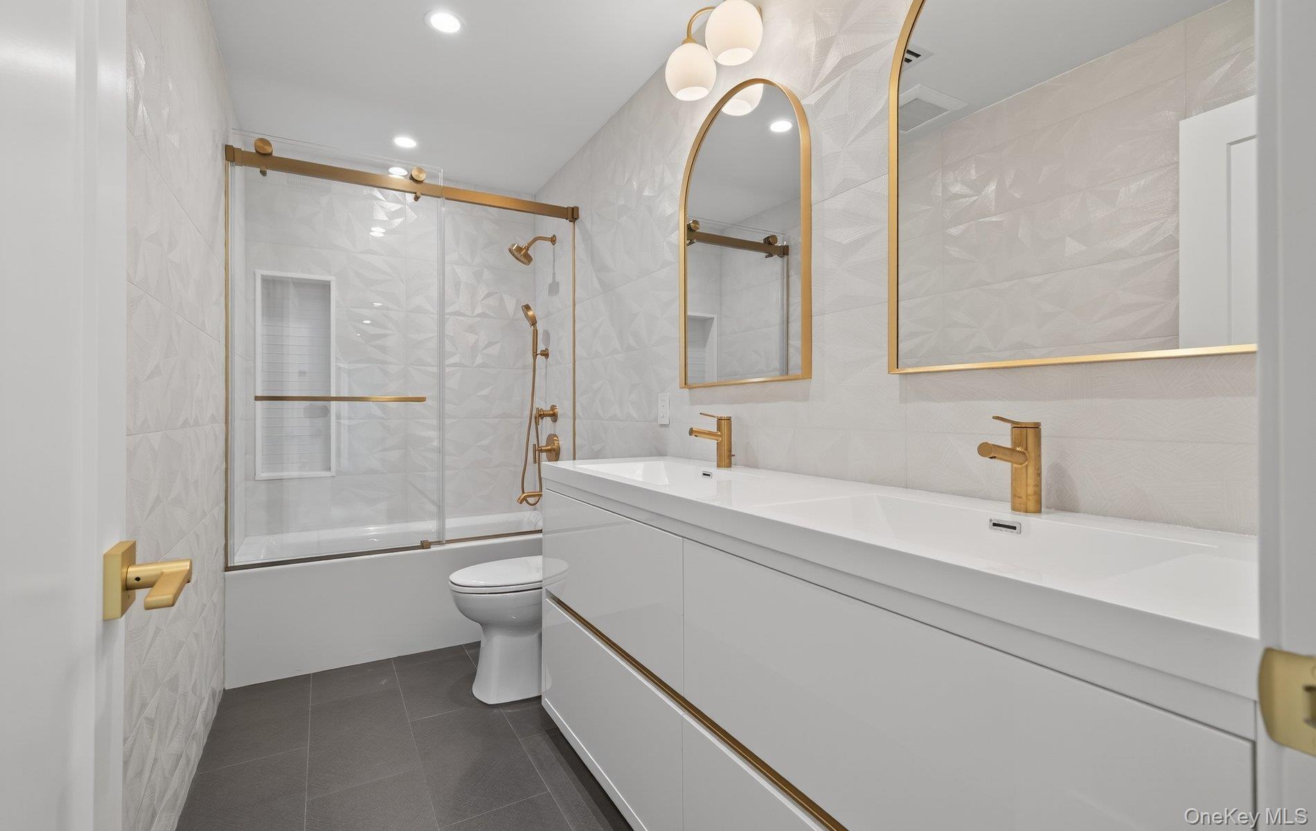 #19 photo, 150 Milburn Lane, East Hills , NY 11577