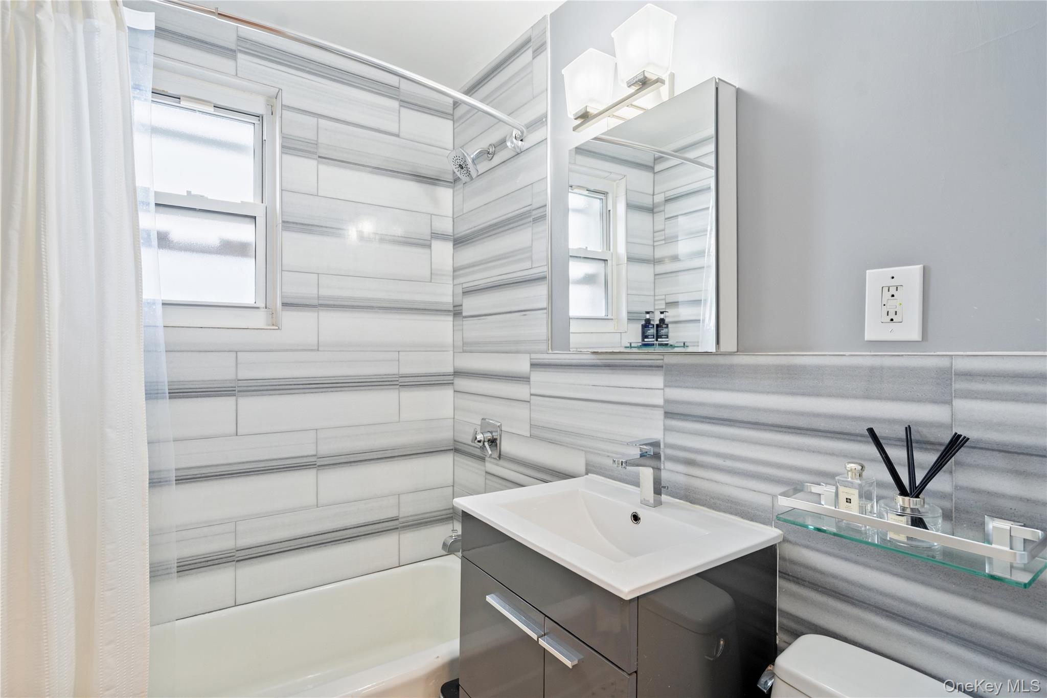 #17 photo, 241-20 Northern Boulevard, Douglaston , NY 11362