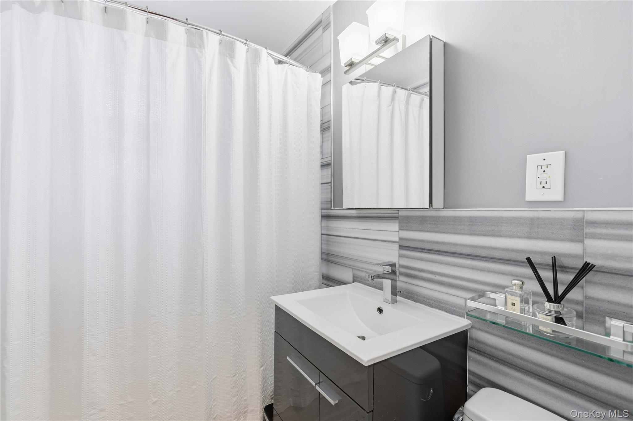 #18 photo, 241-20 Northern Boulevard, Douglaston , NY 11362