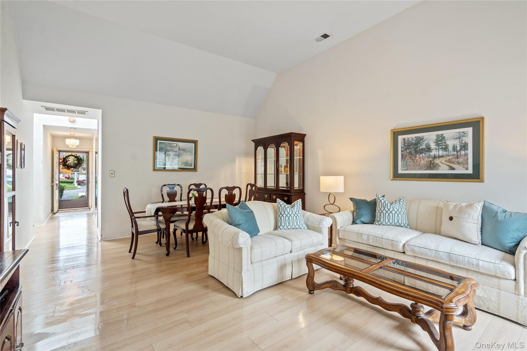 #11 photo, 76 Southgate Circle, Massapequa Park , NY 11762