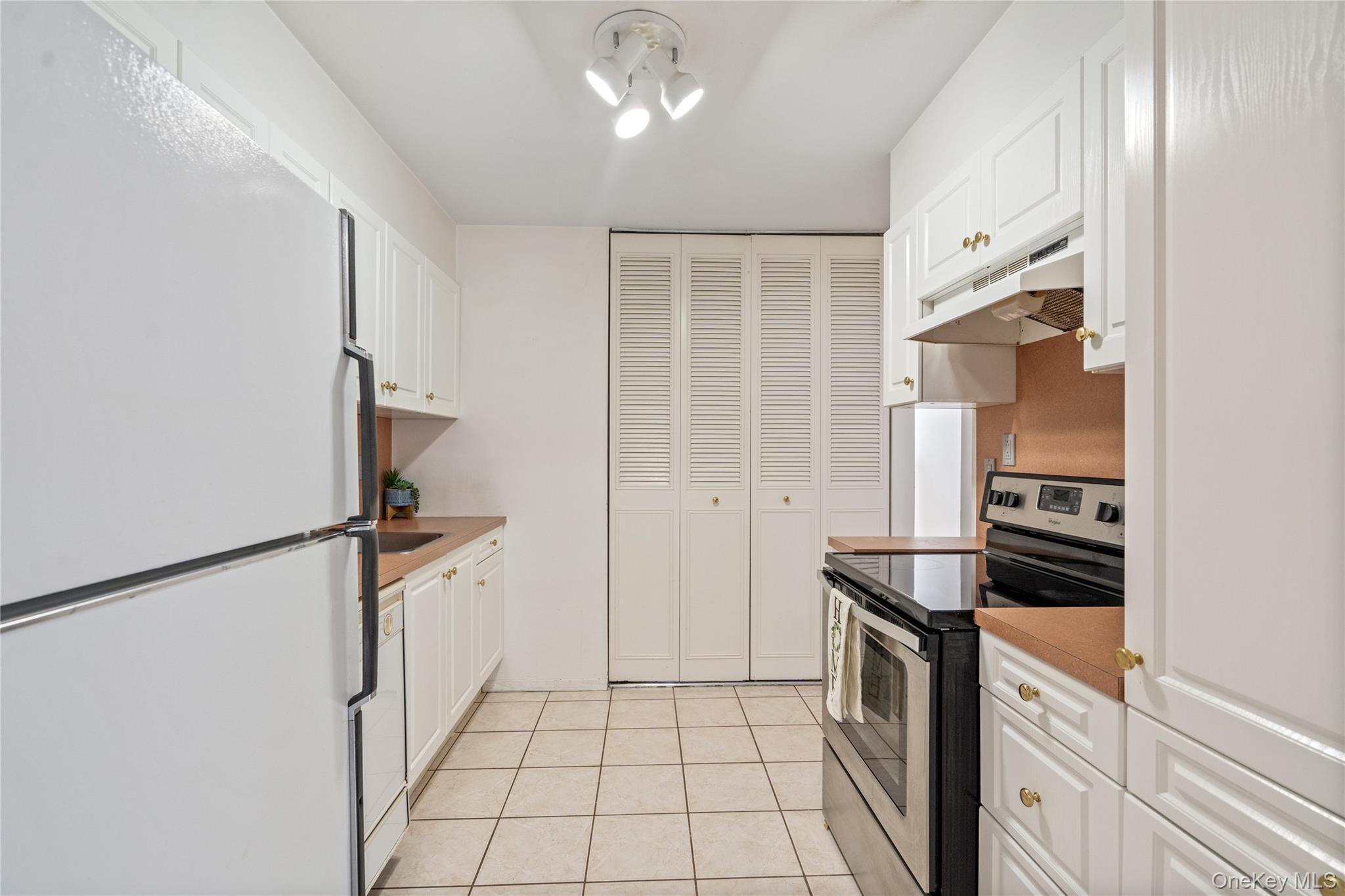 #16 photo, 76 Southgate Circle, Massapequa Park , NY 11762