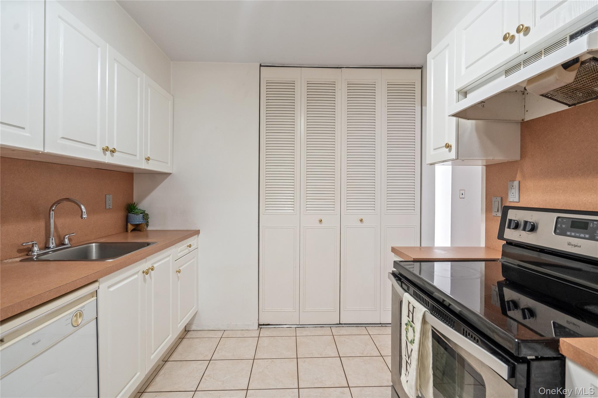 #17 photo, 76 Southgate Circle, Massapequa Park , NY 11762