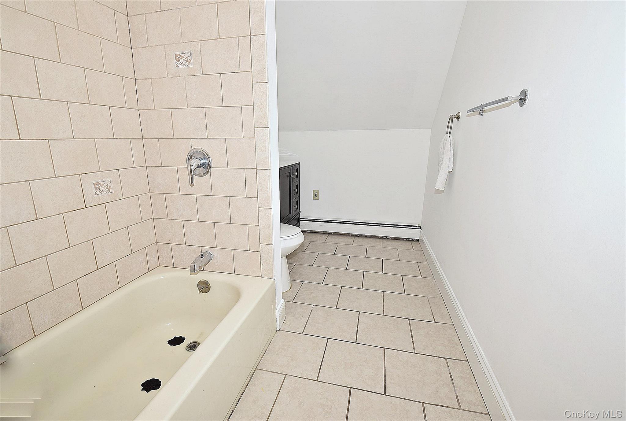 #19 photo, 87 Parkside Drive, Levittown , NY 11756