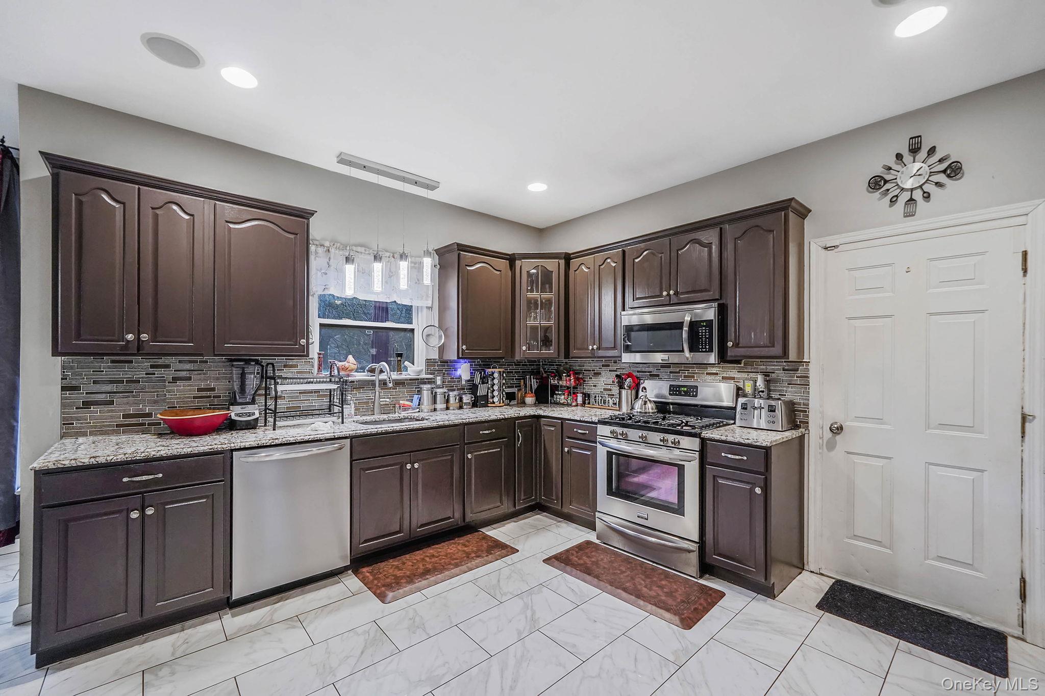 #13 photo, 9 Paddock Lane, サフォーク郡 Medford , NY 11763