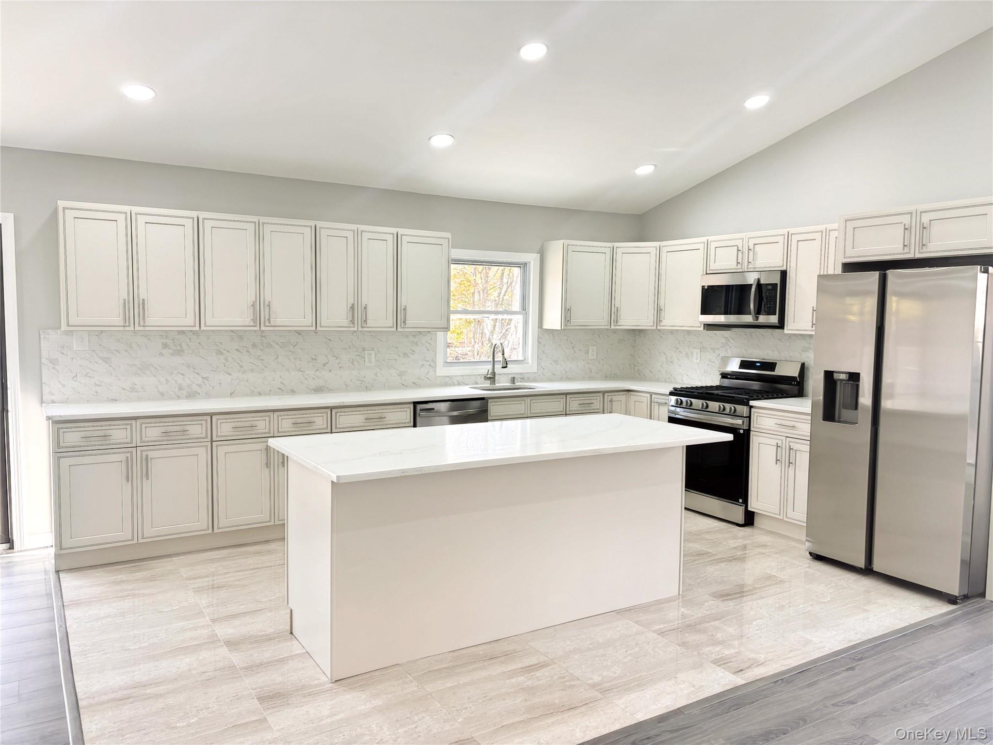 #5 photo, 22 Harford Drive, サフォーク郡 Coram , NY 11727