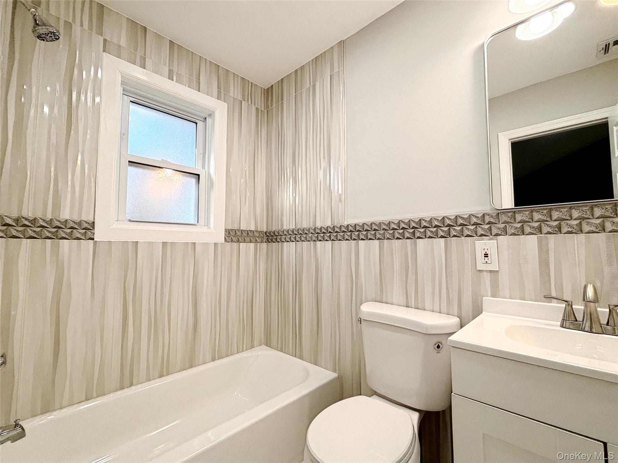 #8 photo, 22 Harford Drive, サフォーク郡 Coram , NY 11727