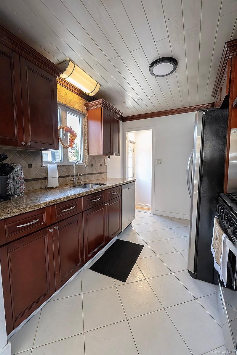 #12 photo, 471 Windsor Place, Oceanside , NY 11572