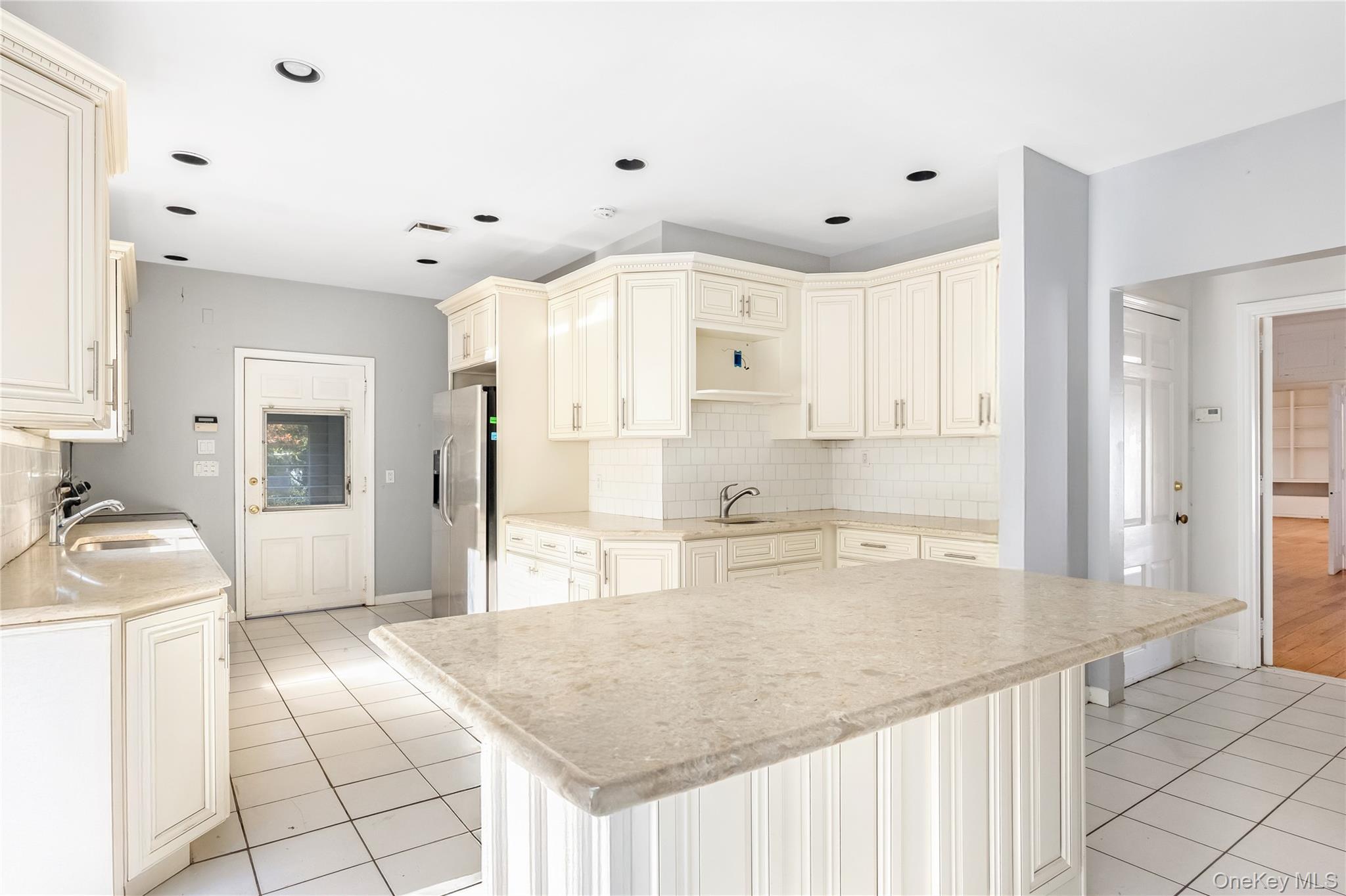 #11 photo, 5 Bagatelle Road, Dix Hills , NY 11746