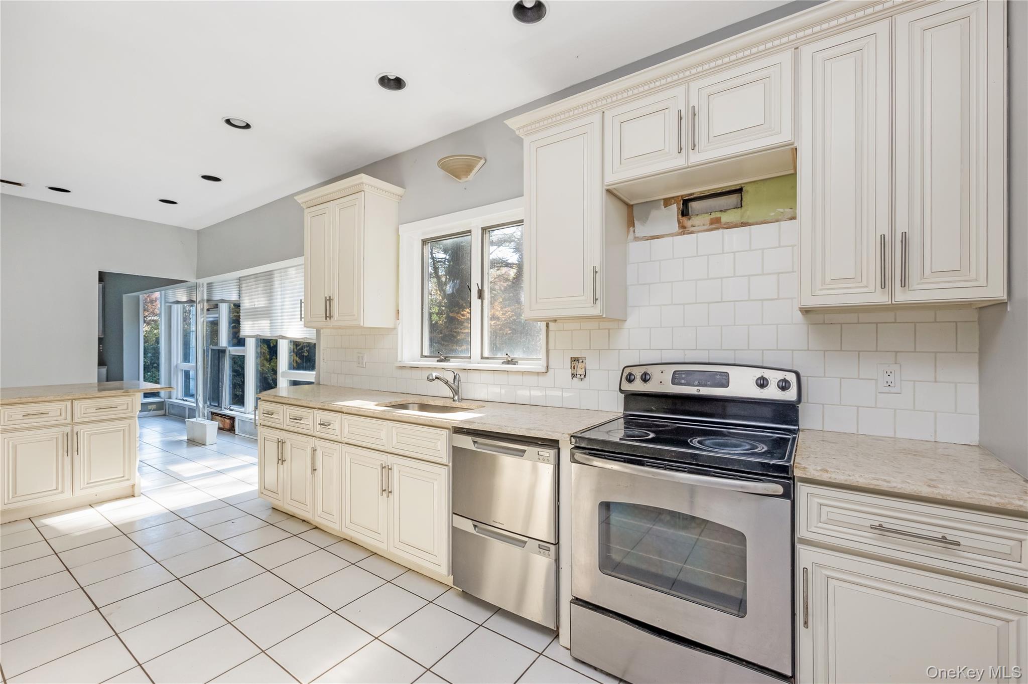 #8 photo, 5 Bagatelle Road, Dix Hills , NY 11746