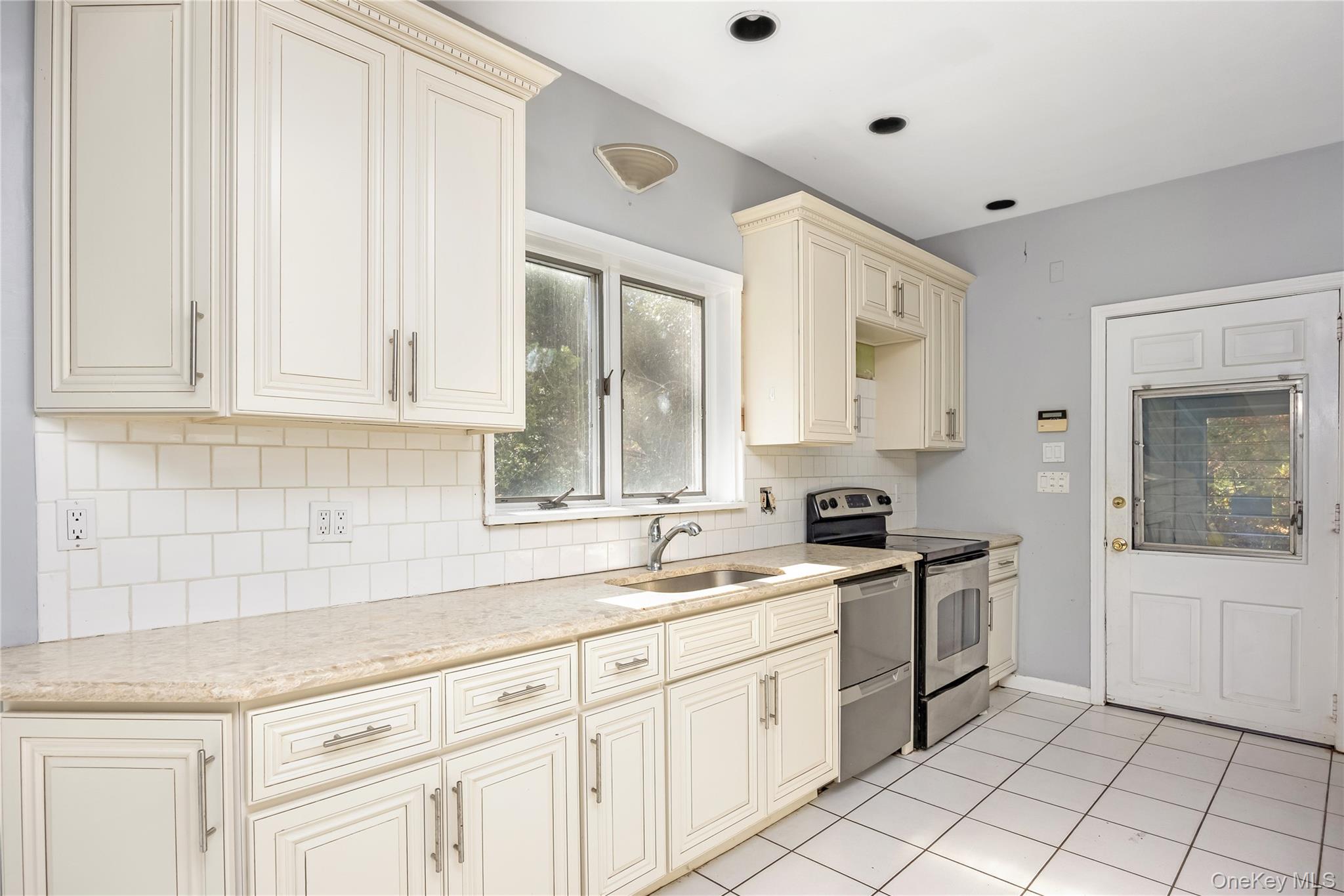 #9 photo, 5 Bagatelle Road, Dix Hills , NY 11746