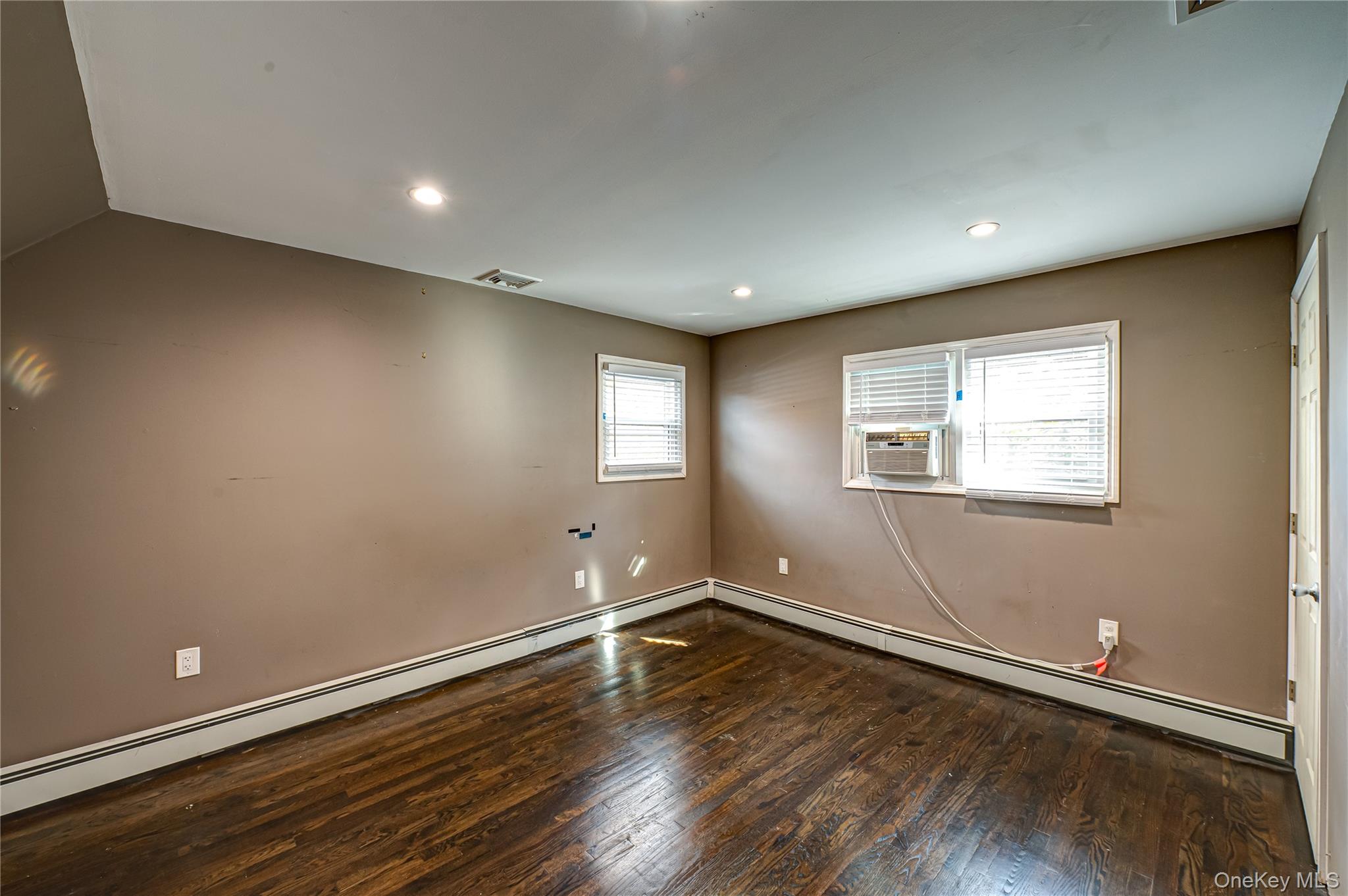 #15 photo, 11 Dwight Circle, Commack , NY 11725