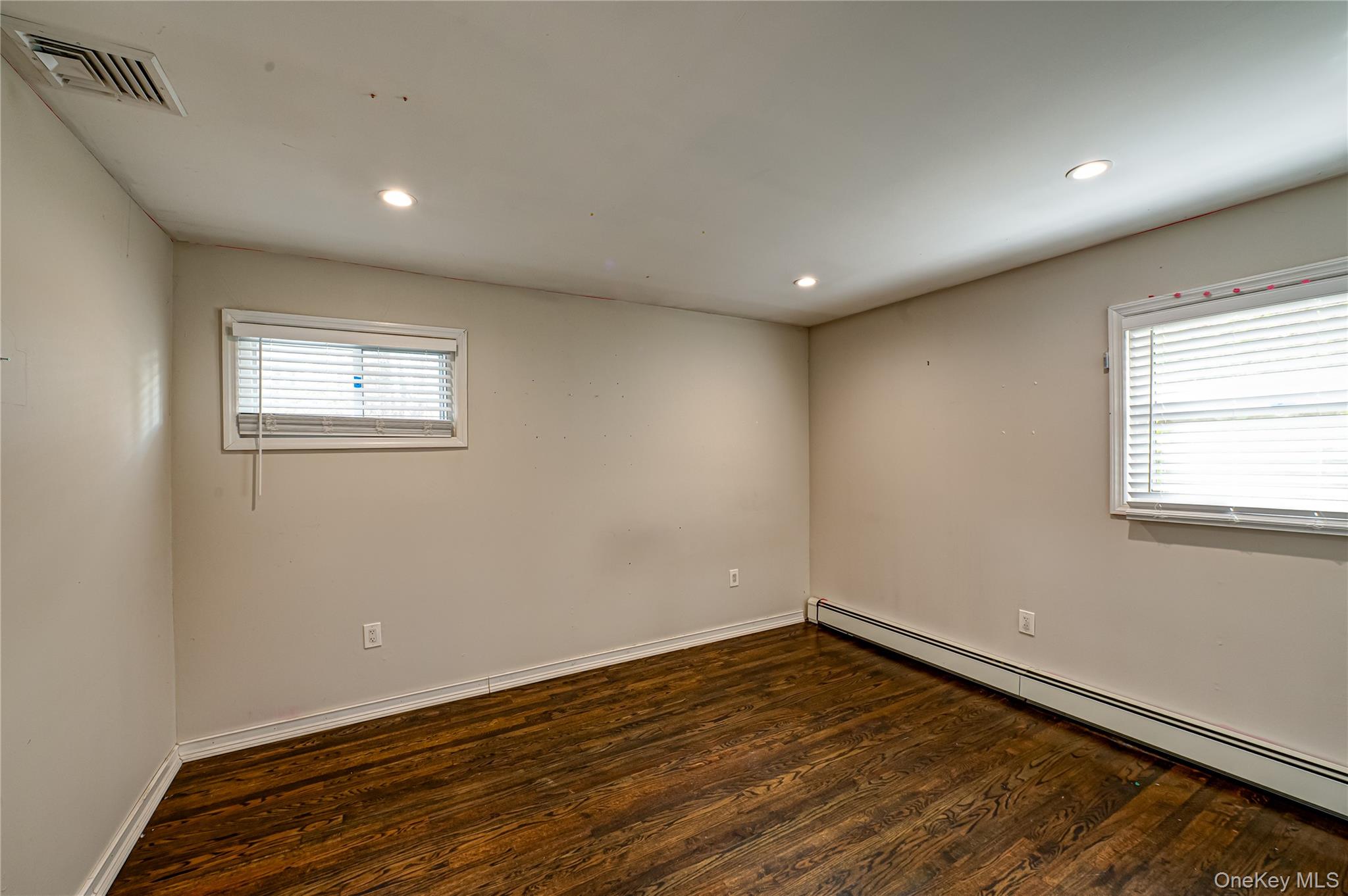 #16 photo, 11 Dwight Circle, Commack , NY 11725