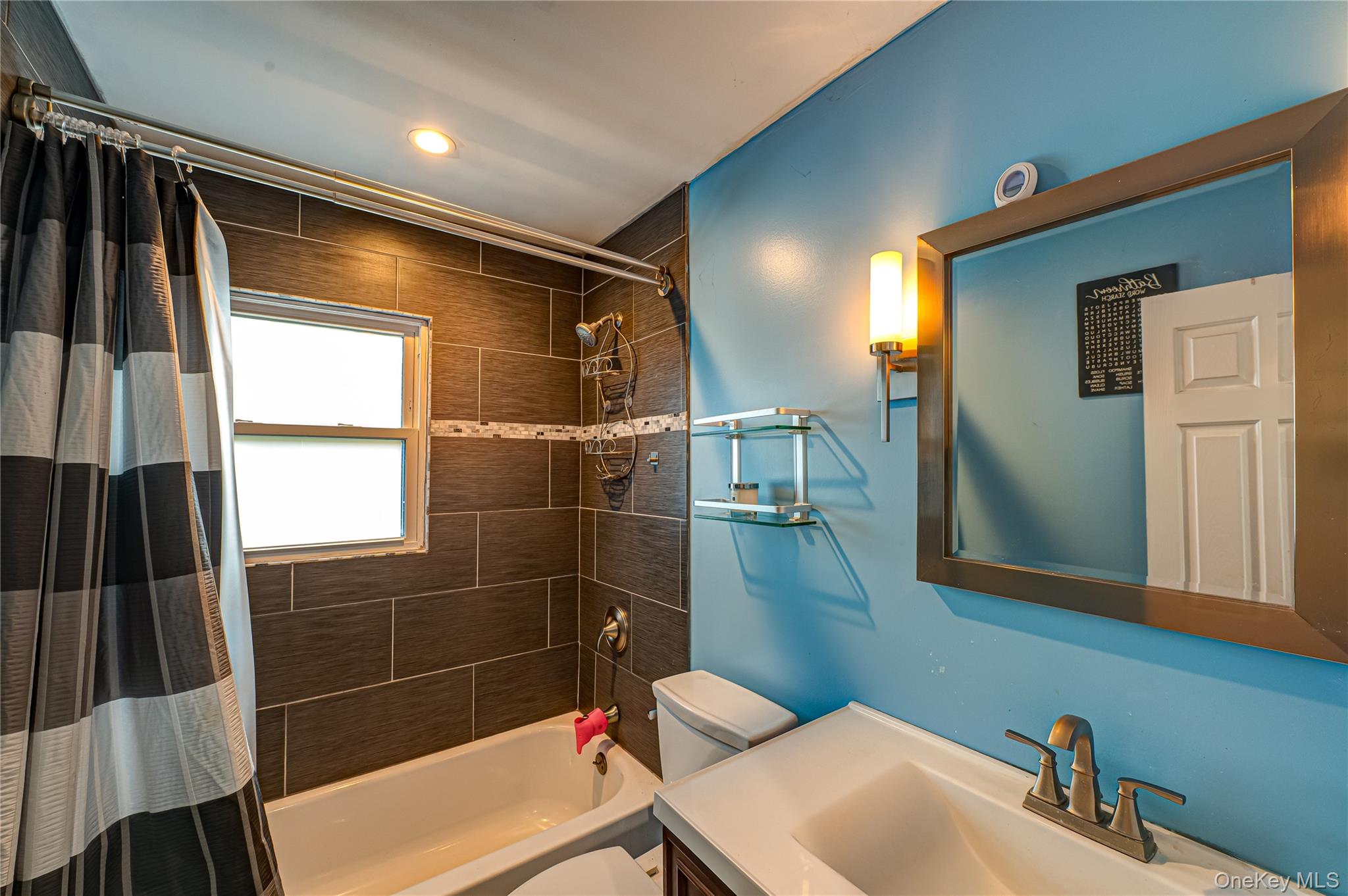 #18 photo, 11 Dwight Circle, Commack , NY 11725