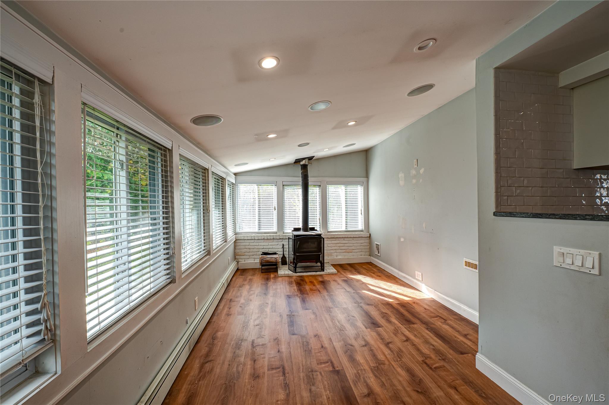 #19 photo, 11 Dwight Circle, Commack , NY 11725