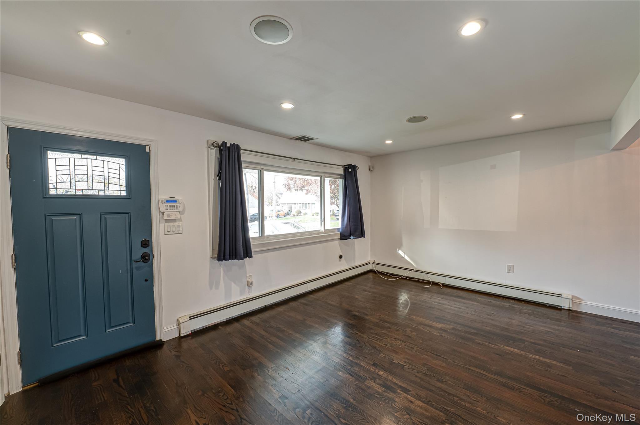 #4 photo, 11 Dwight Circle, Commack , NY 11725