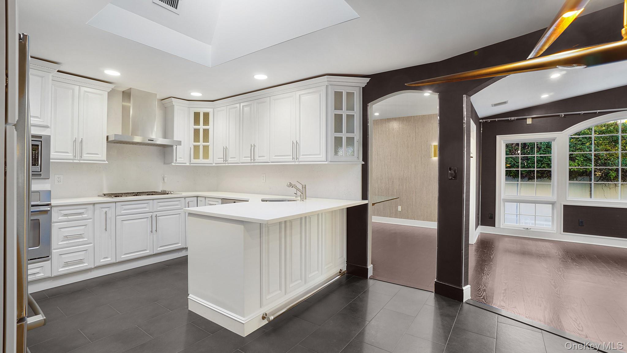 #12 photo, 67 Royal Way, New Hyde Park , NY 11040