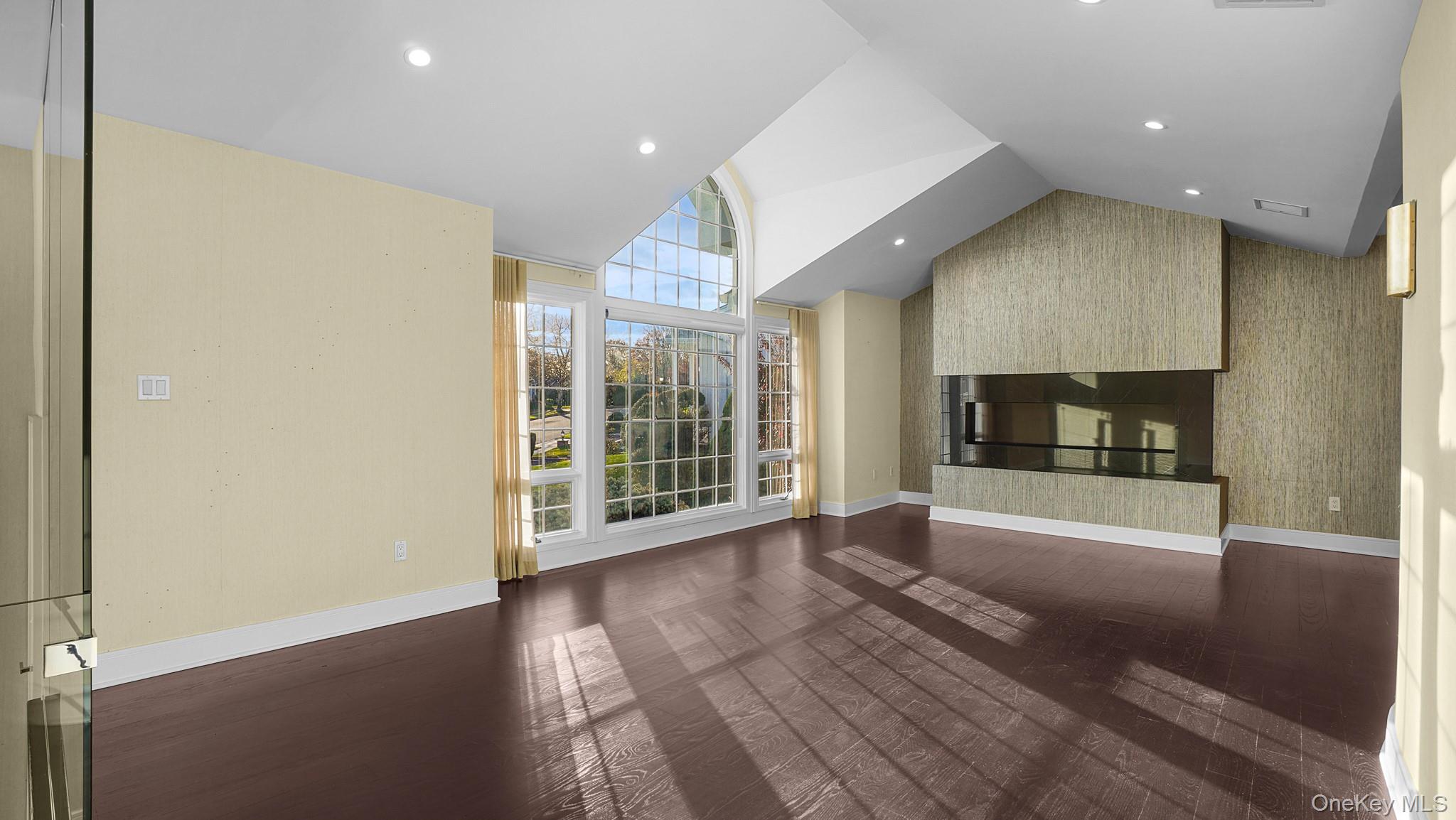 #14 photo, 67 Royal Way, New Hyde Park , NY 11040