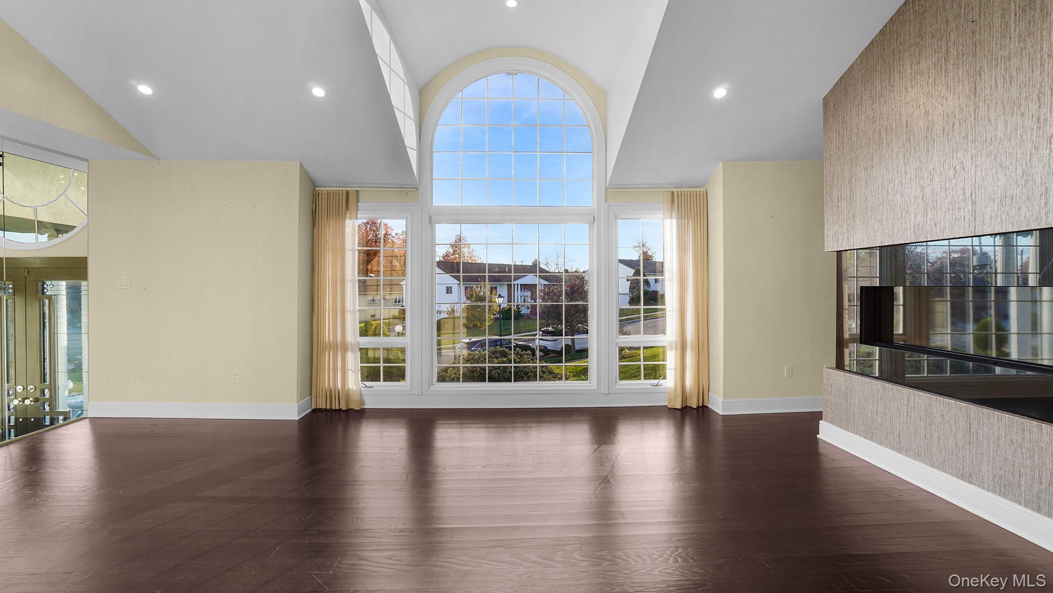 #15 photo, 67 Royal Way, New Hyde Park , NY 11040