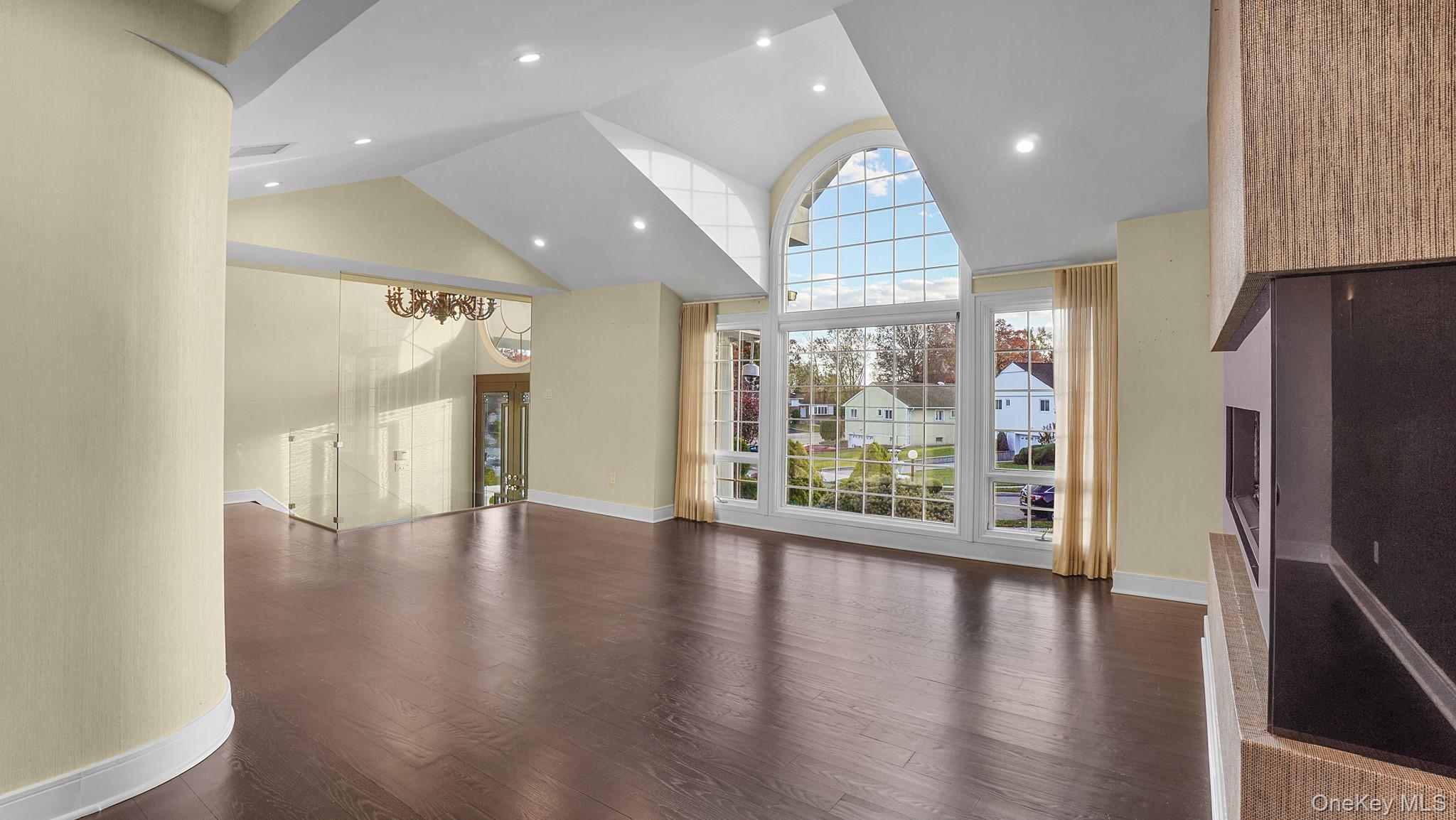 #16 photo, 67 Royal Way, New Hyde Park , NY 11040