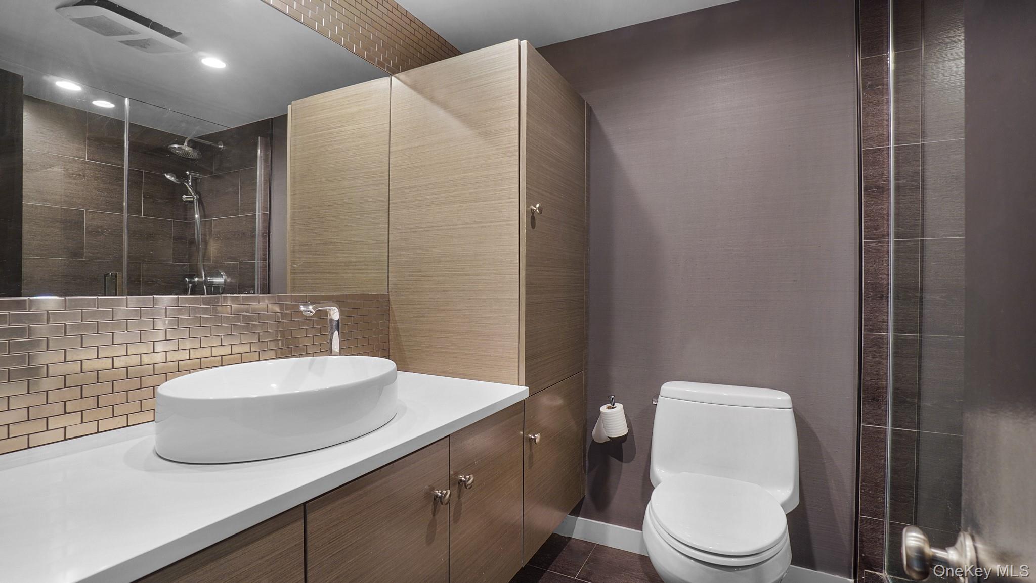 #20 photo, 67 Royal Way, New Hyde Park , NY 11040