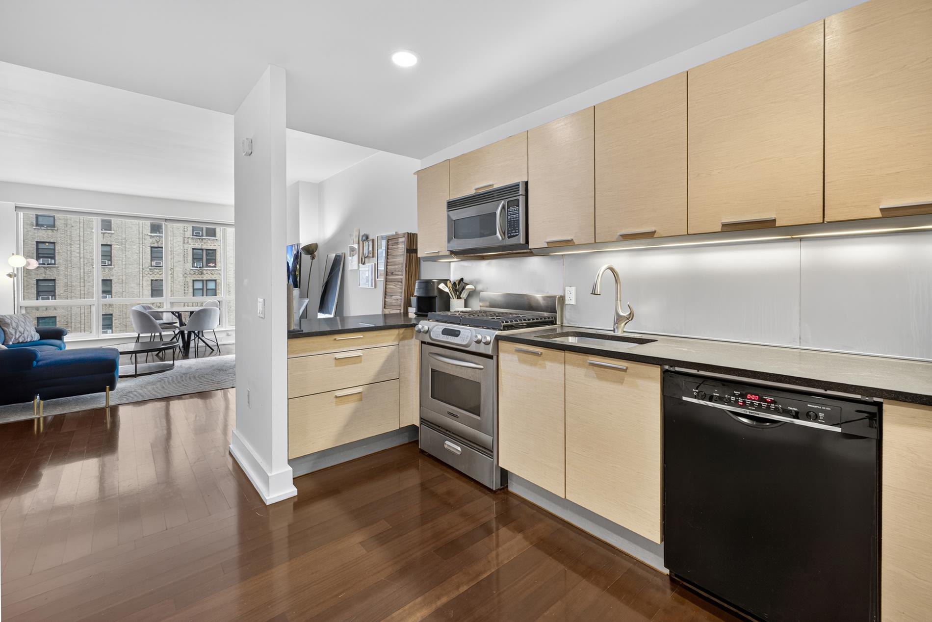 #6 photo, 350 W 42nd Street, Clinton , NY 10036