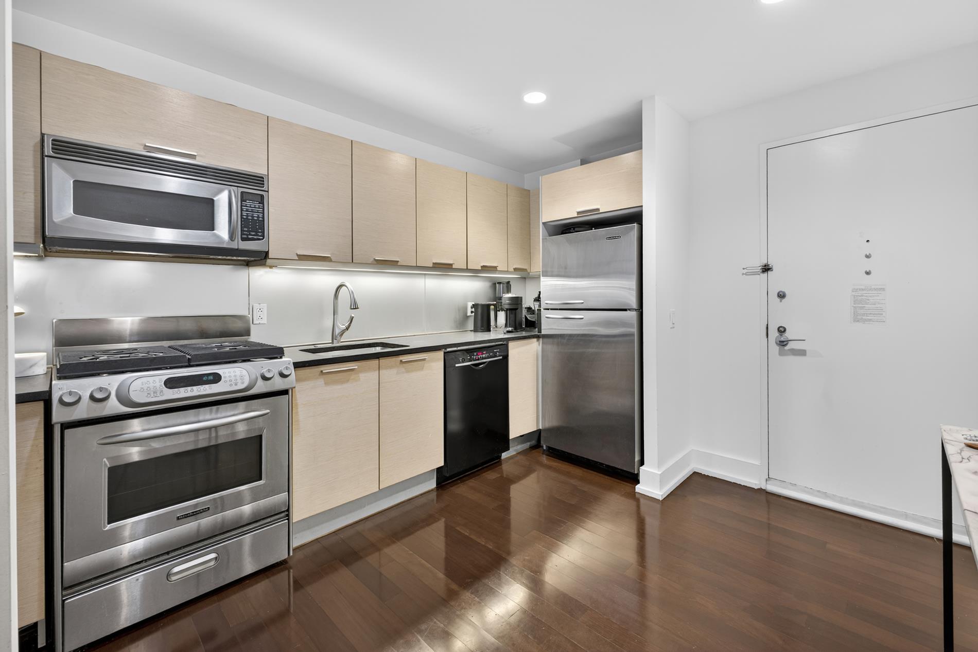 #7 photo, 350 W 42nd Street, Clinton , NY 10036