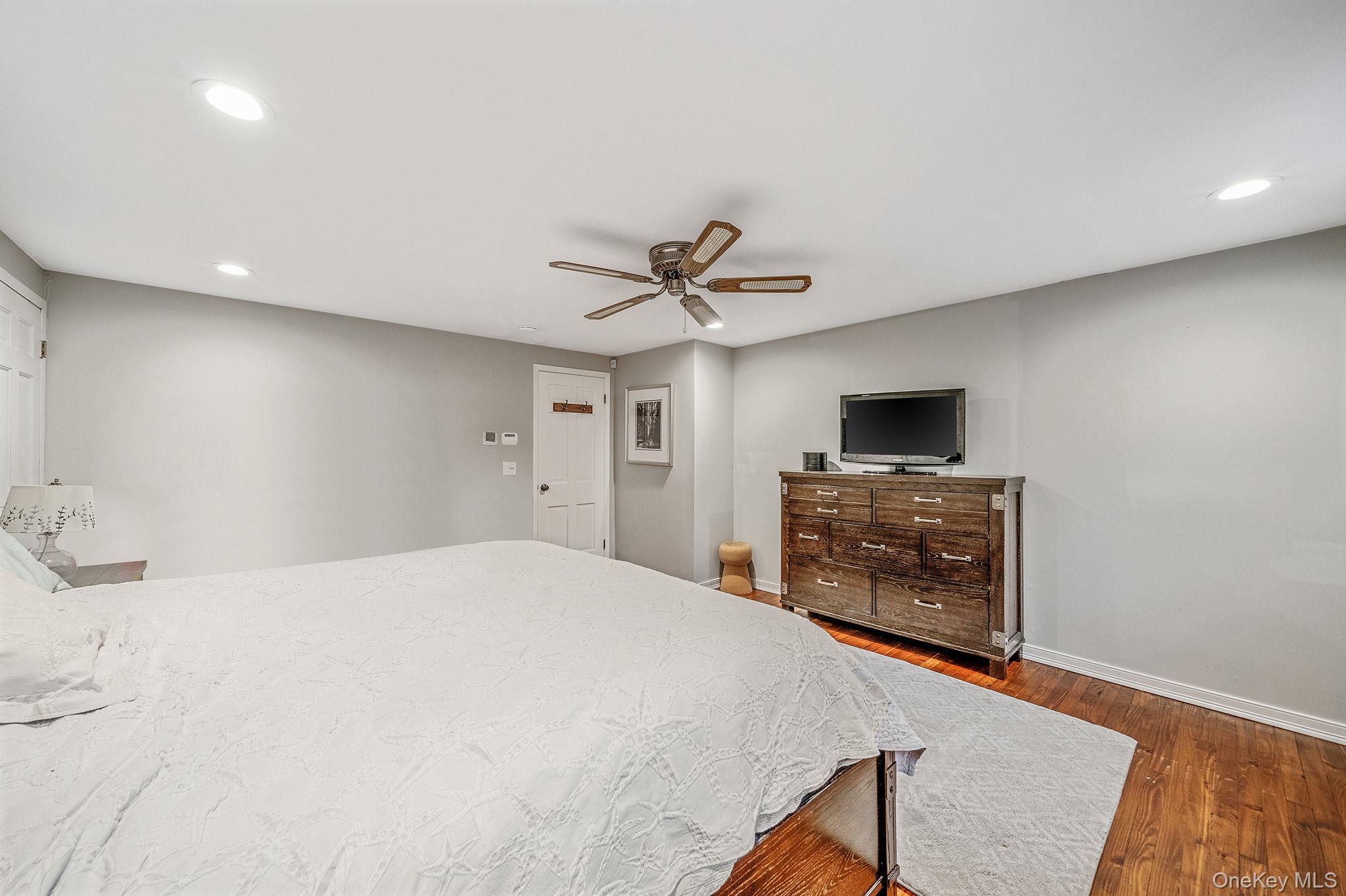 #20 photo, 291 Terry Road, Smithtown , NY 11787