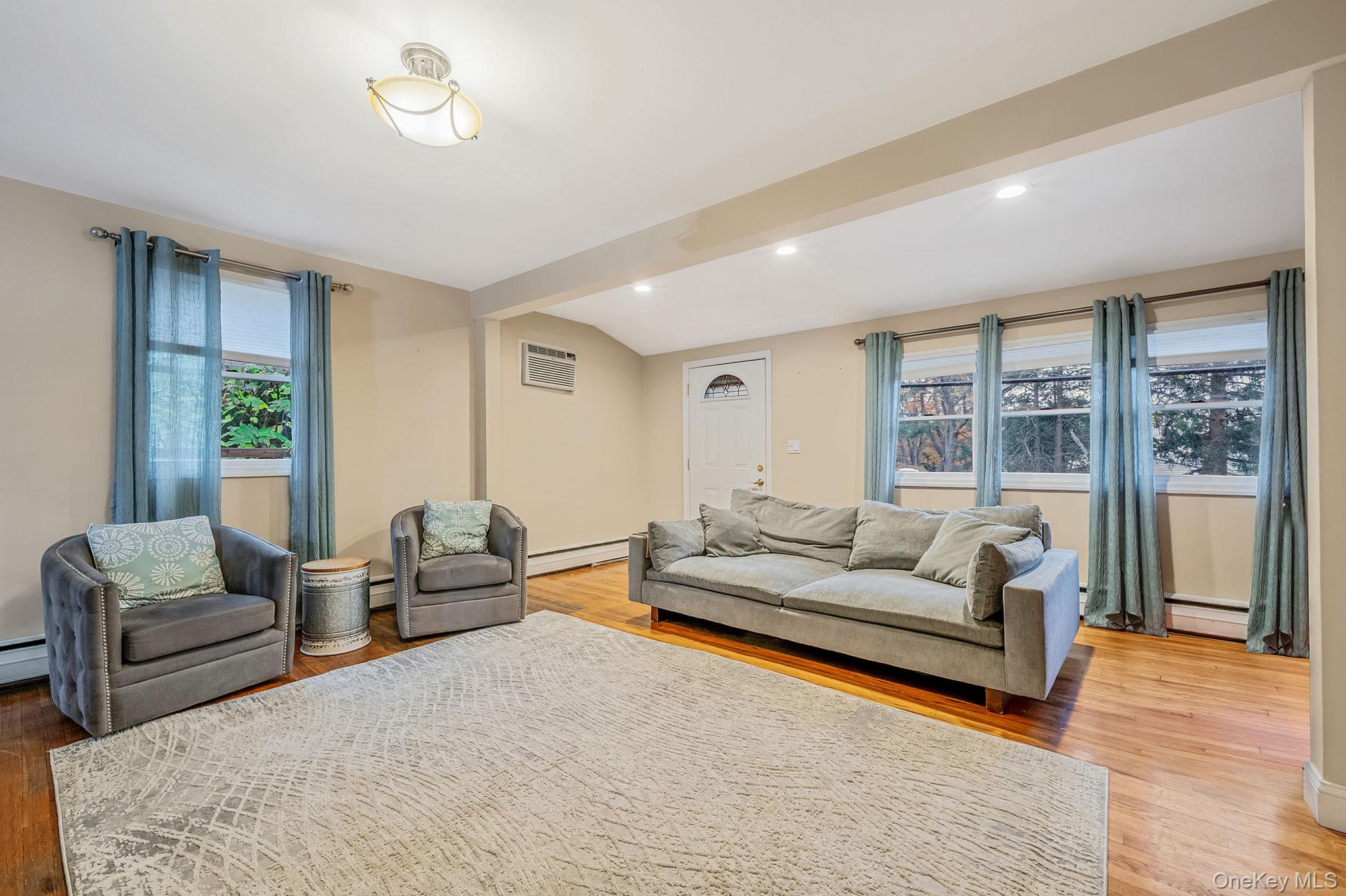 #4 photo, 291 Terry Road, Smithtown , NY 11787