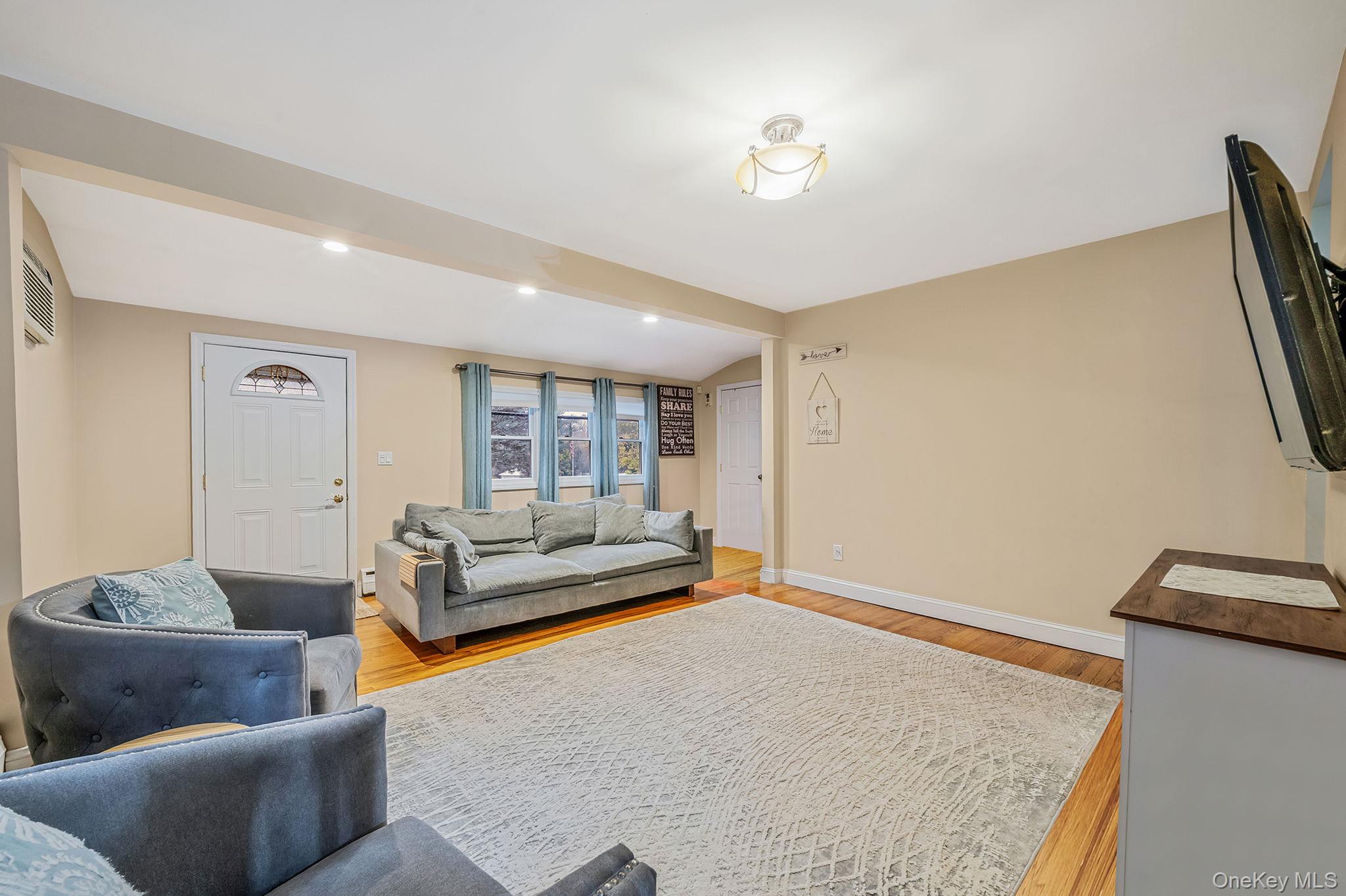 #5 photo, 291 Terry Road, Smithtown , NY 11787