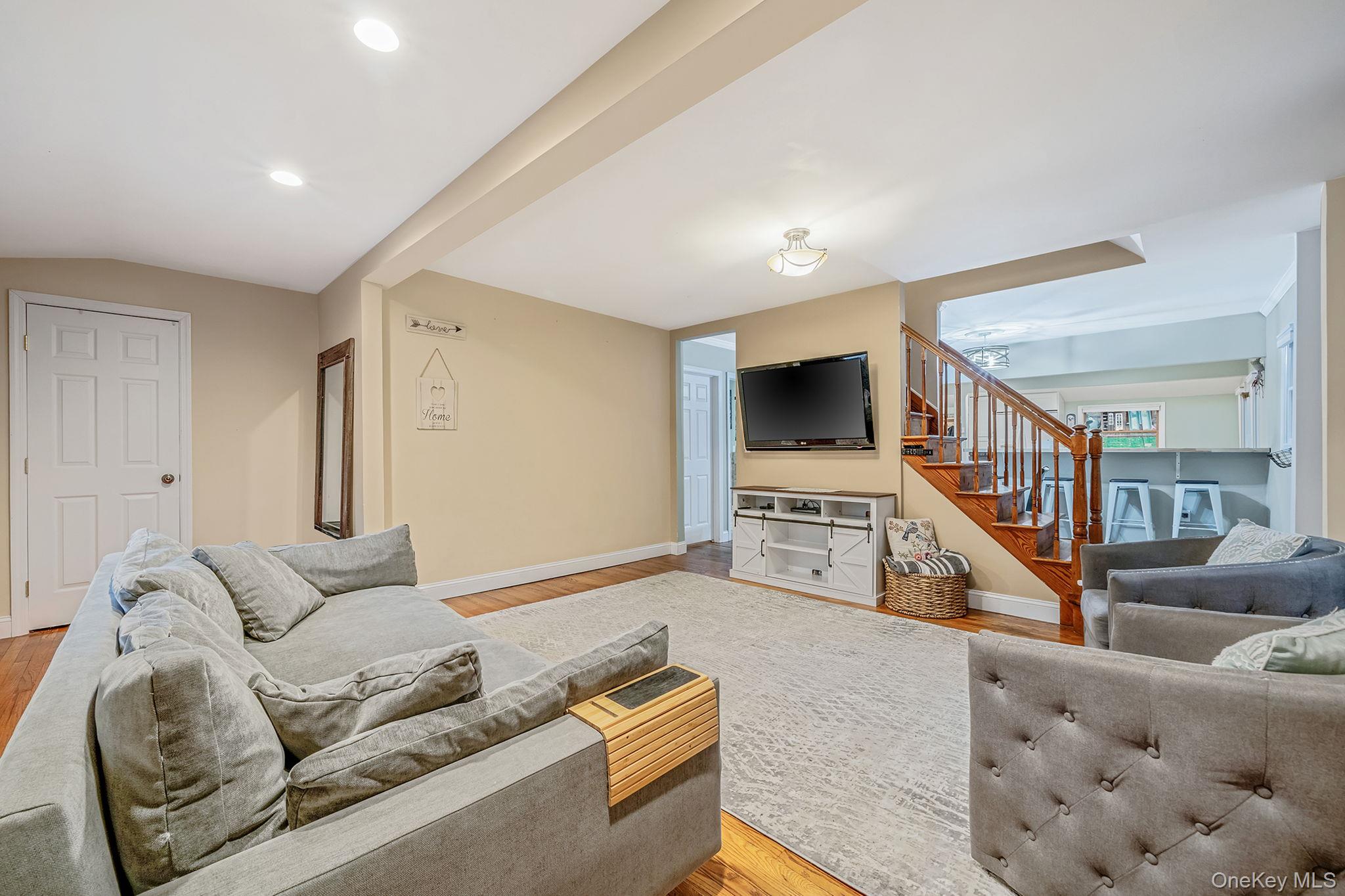 #6 photo, 291 Terry Road, Smithtown , NY 11787