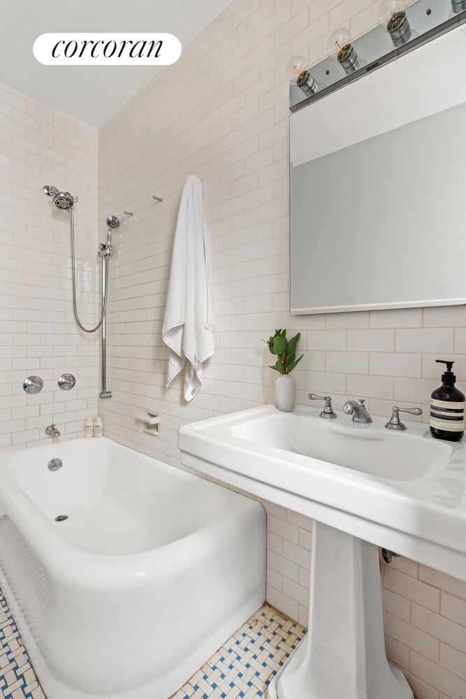 #11 photo, 212 E 48TH Street, Turtle Bay , NY 10017