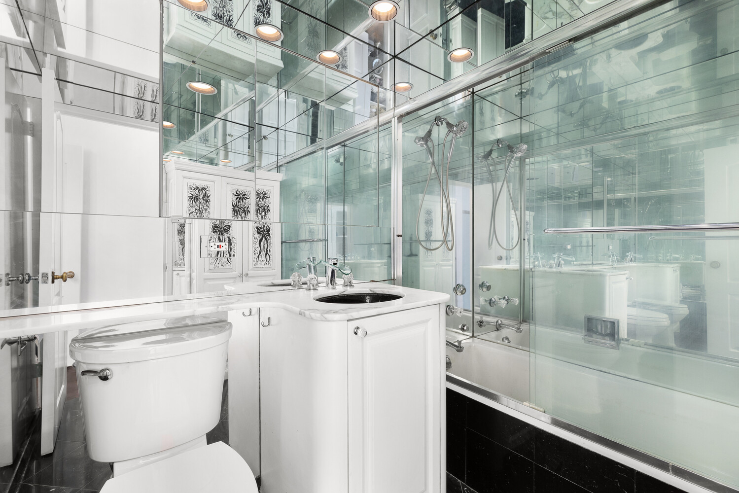 #1 photo, 150 E 69TH Street, Lenox Hill , NY 10021