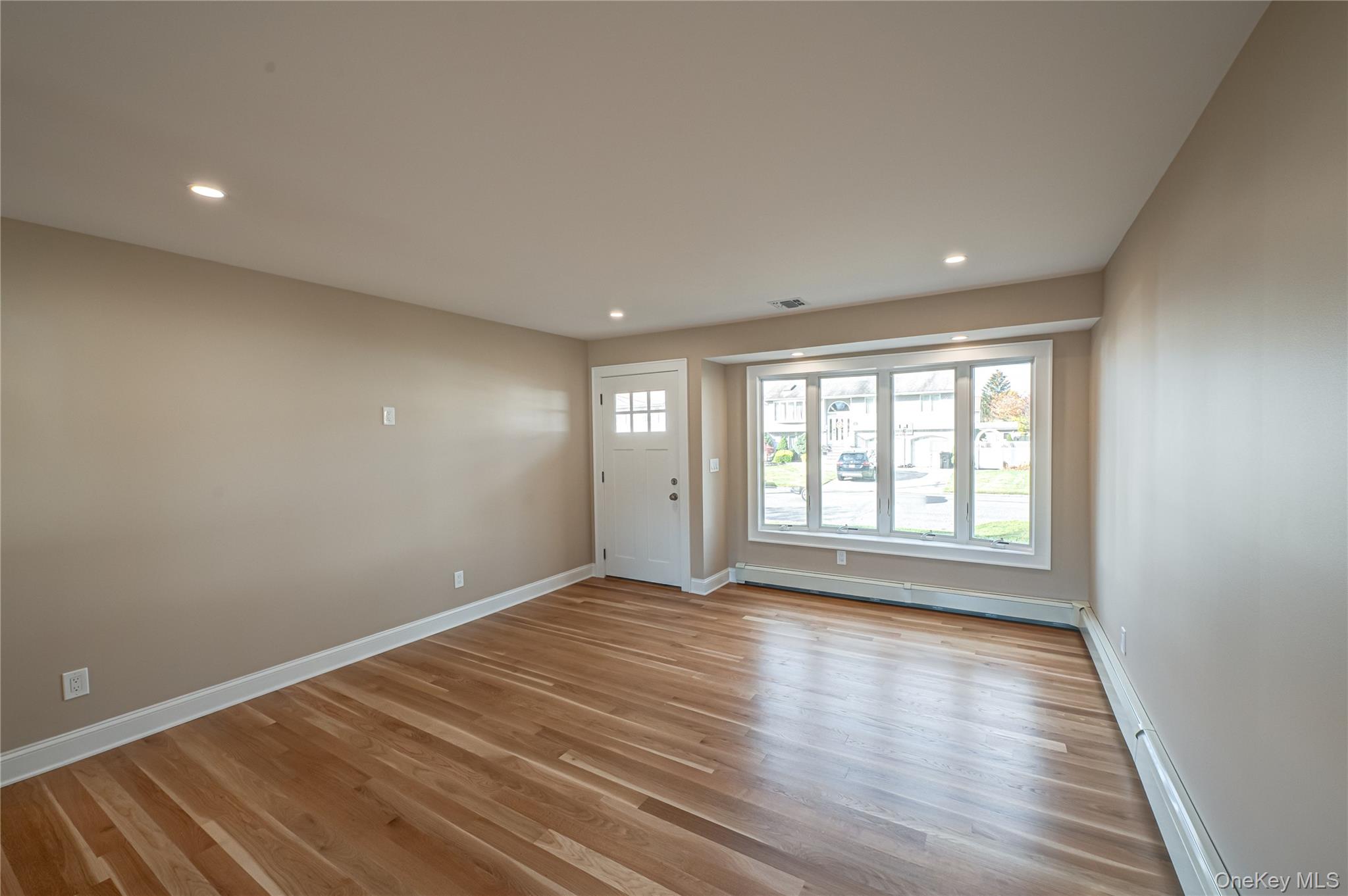 #2 photo, 31 Boulevard Avenue, West Islip , NY 11795